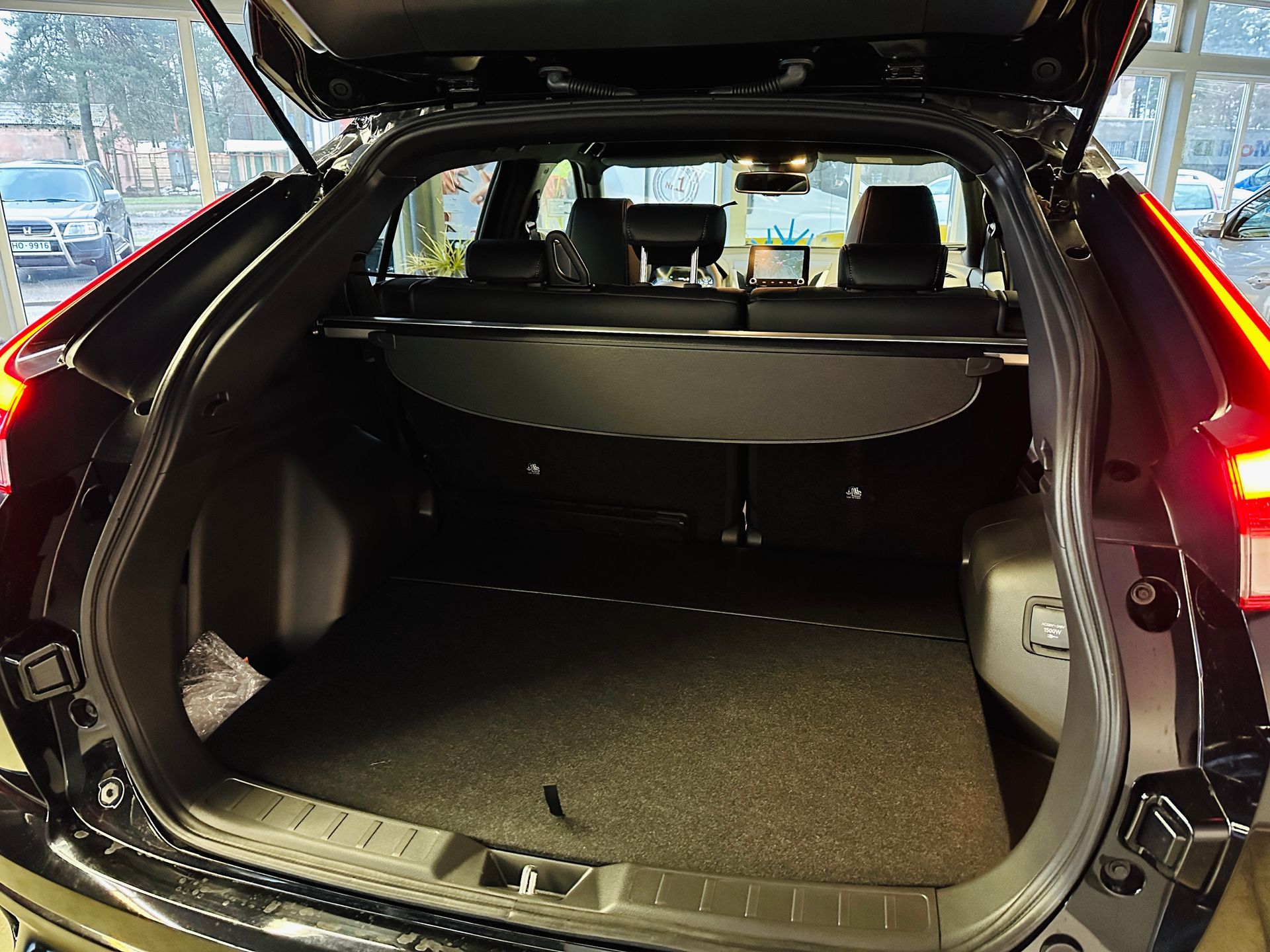 Automašīnas bagāžnieks ir atvērts un tukšs