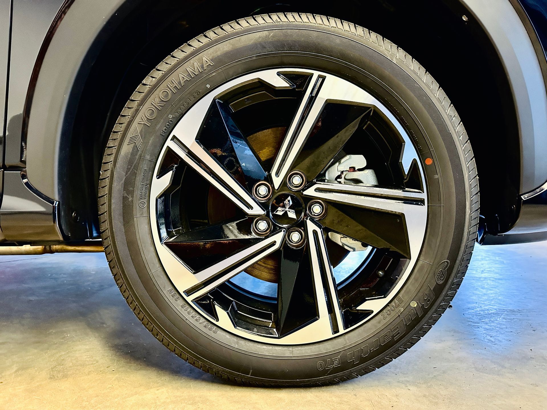 Tuvplāns no automašīnas riteņa ar riepu uz tā