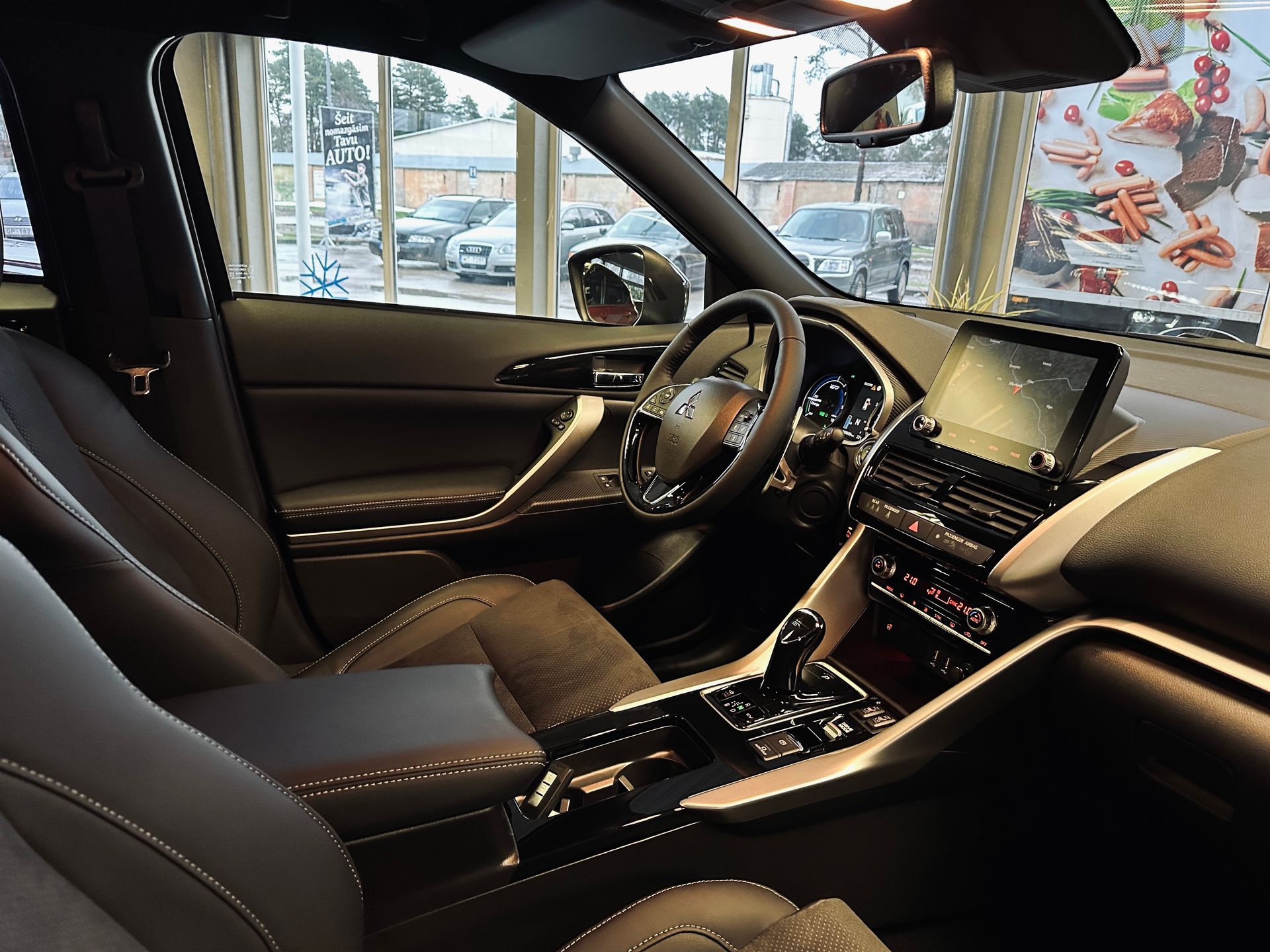 Automašīnas iekšpusē ar planšetdatoru uz paneļa