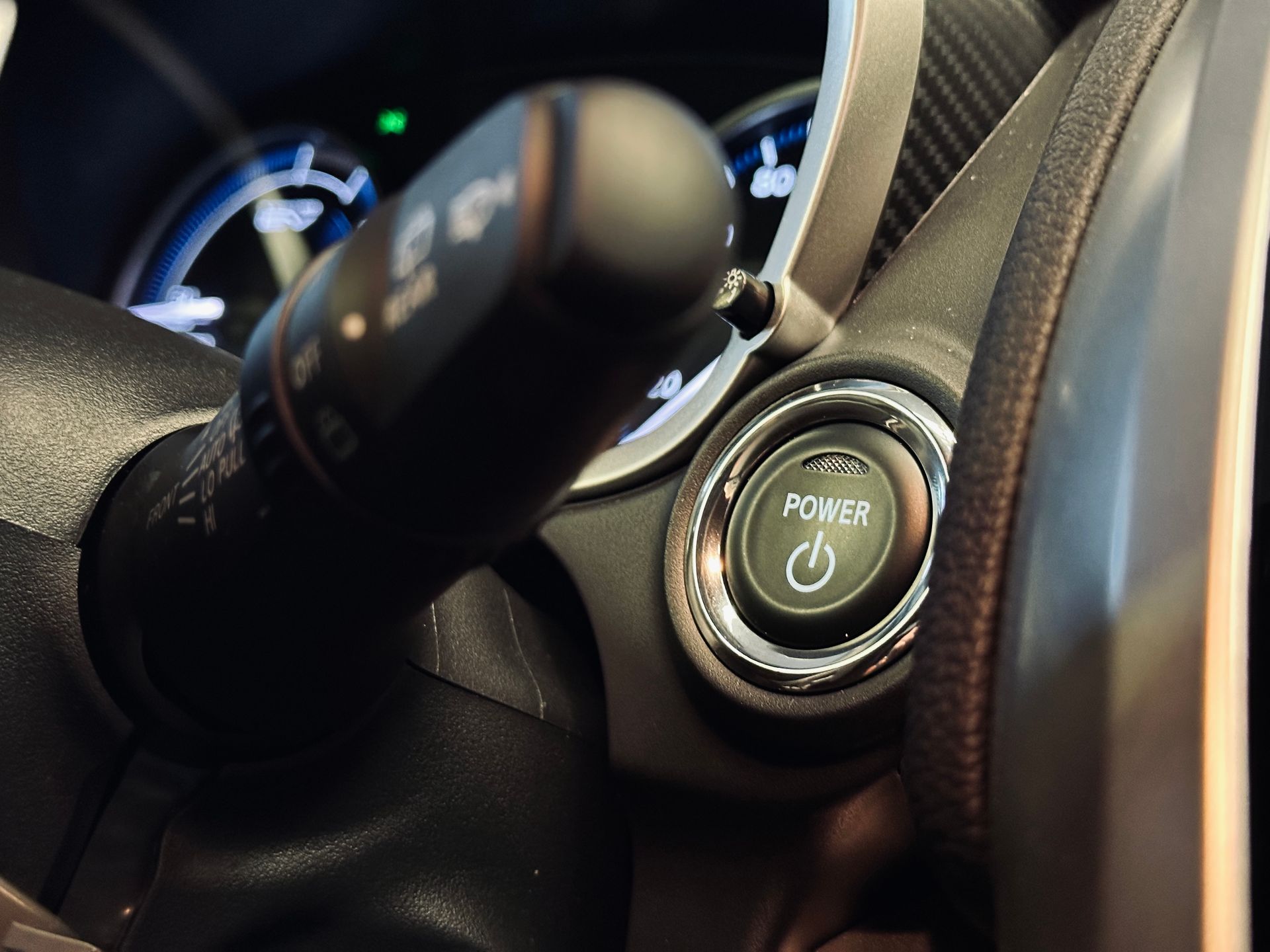 Tuvplāns ar automašīnas barošanas pogu