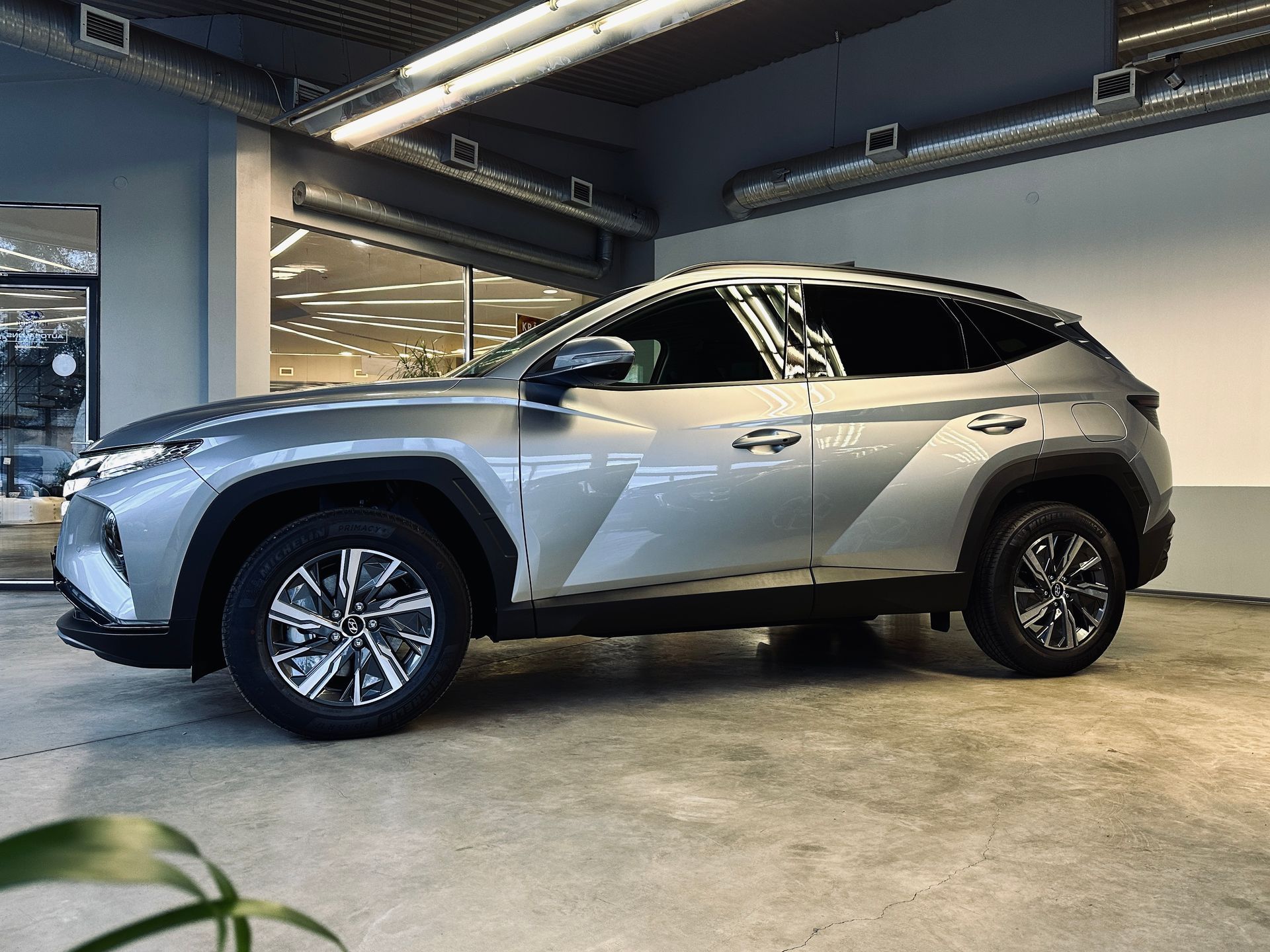 Sudraba apvidus auto ir novietots izstāžu zālē.