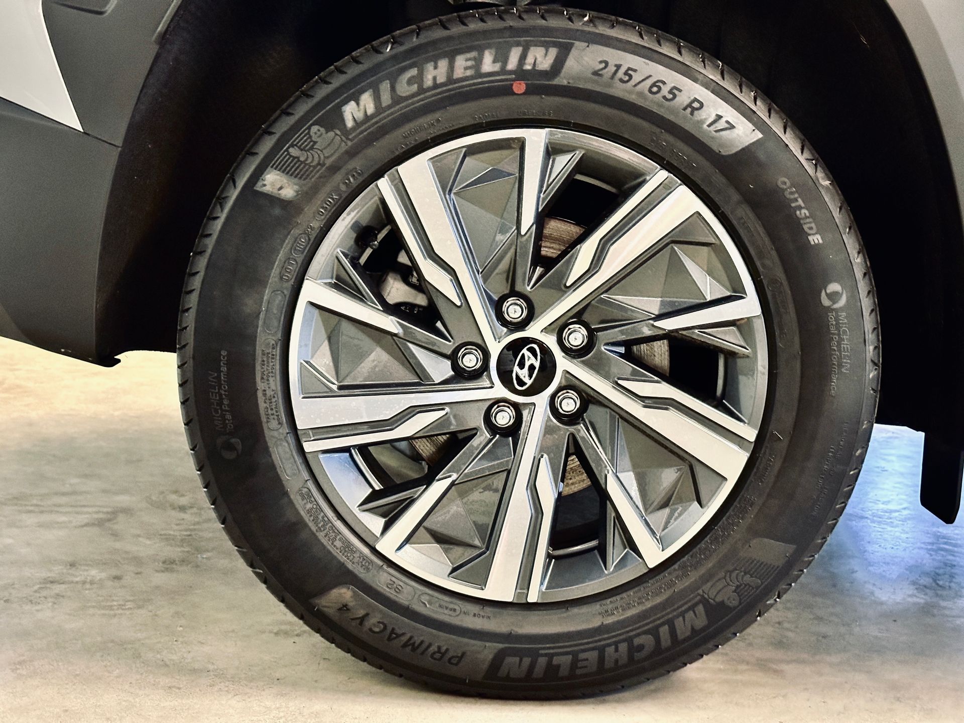 Michelin riepas tuvplāns uz automašīnas riteņa.