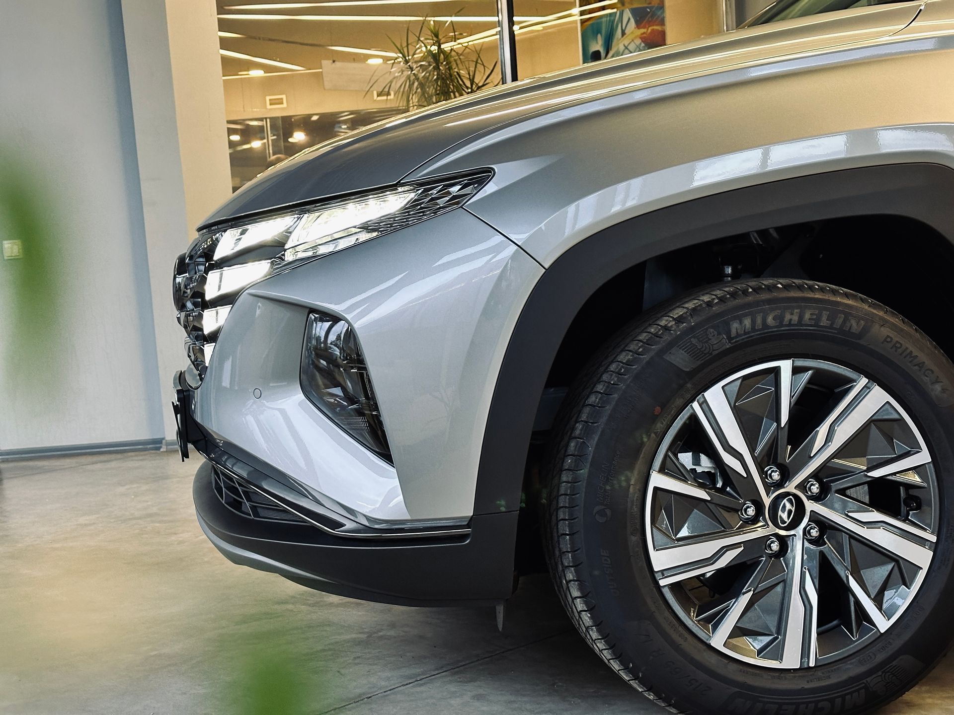 Auto ar michelin riepu stāv salonā