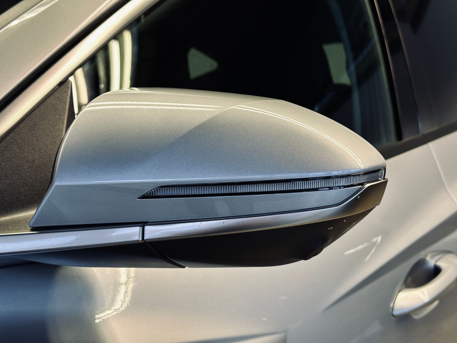 Sudraba krāsas automašīnas sānskata spoguļa tuvplāns