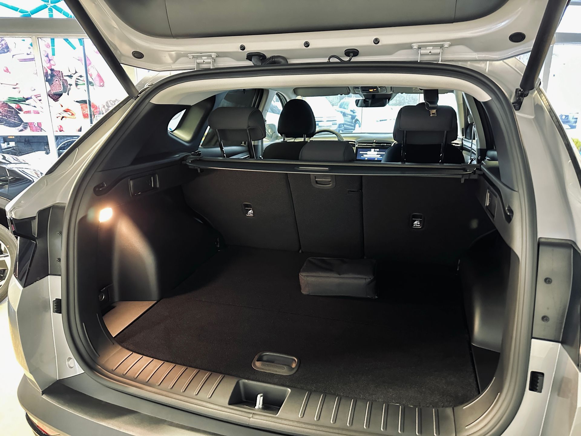 Automašīnas bagāžnieks ar atvērtām bagāžnieka durvīm.