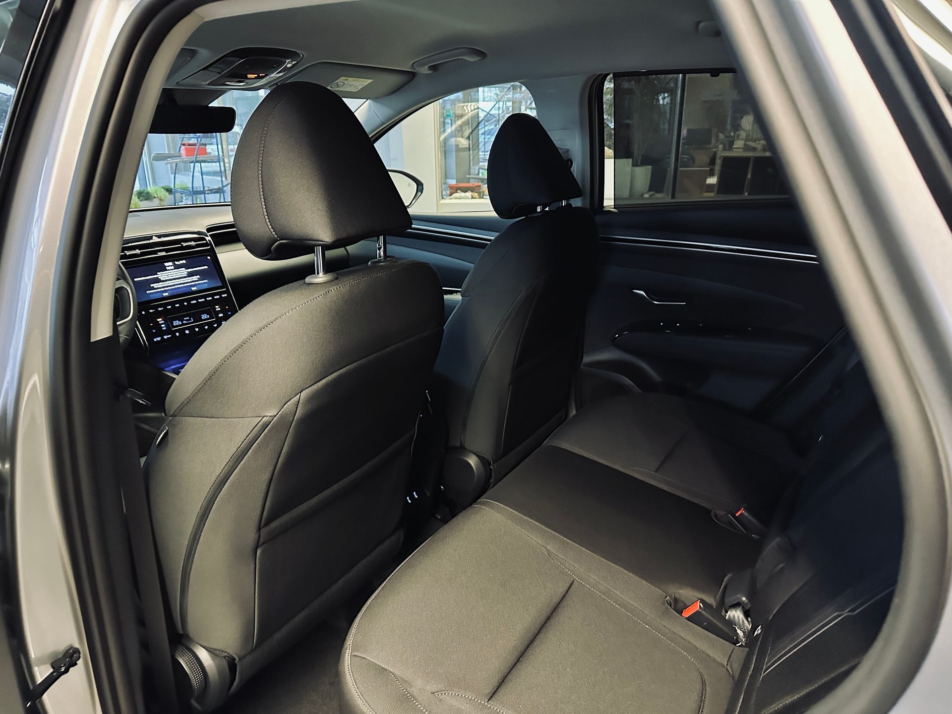 Sudraba krāsas automašīnas aizmugurējais sēdeklis ar melniem sēdekļiem