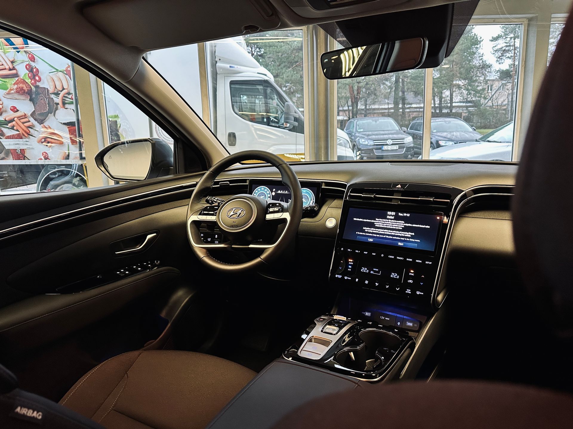 Automašīnas iekšpuse ar stūri un instrumentu paneli