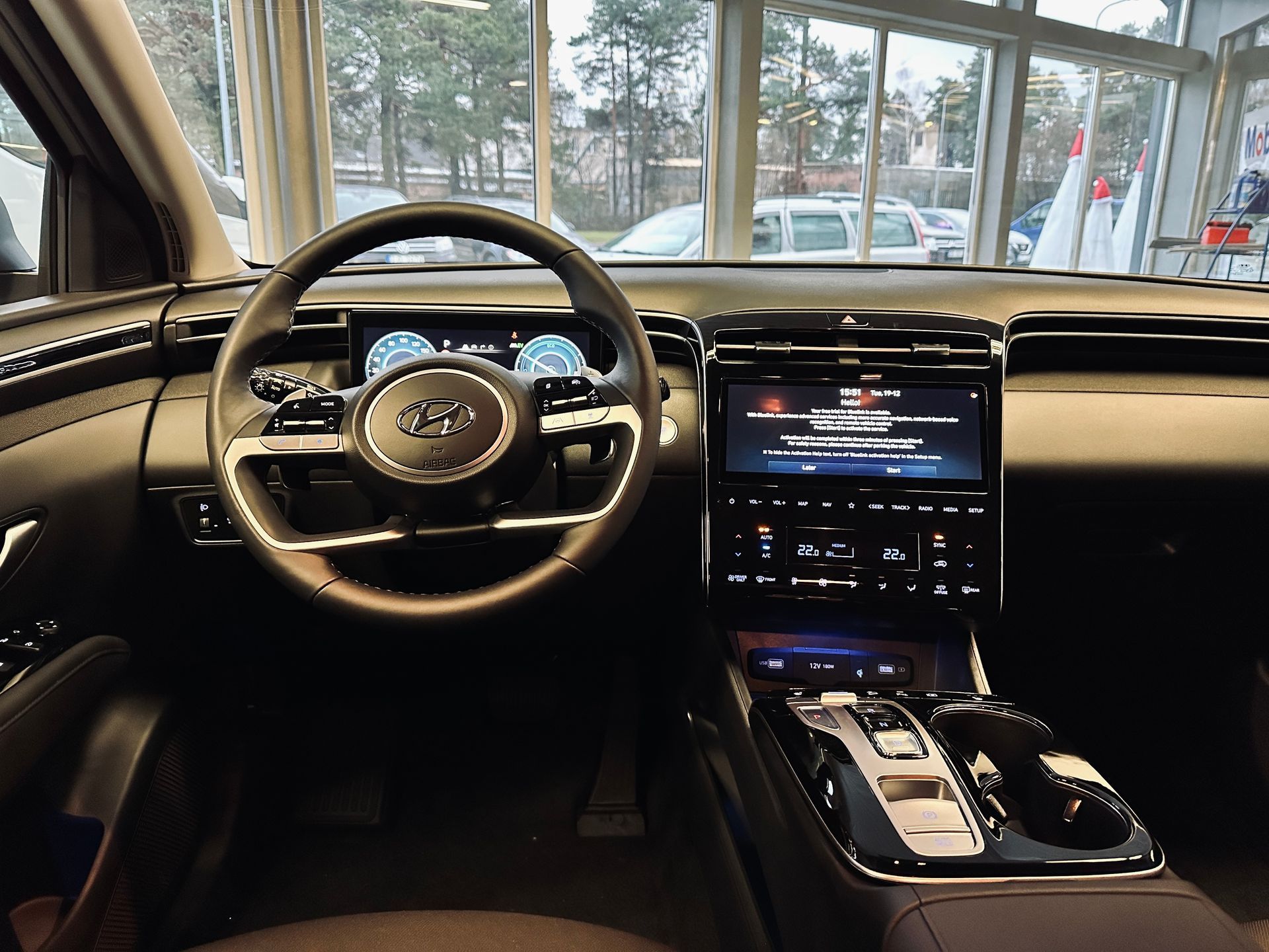 Automašīnas salons ar stūri un radio.