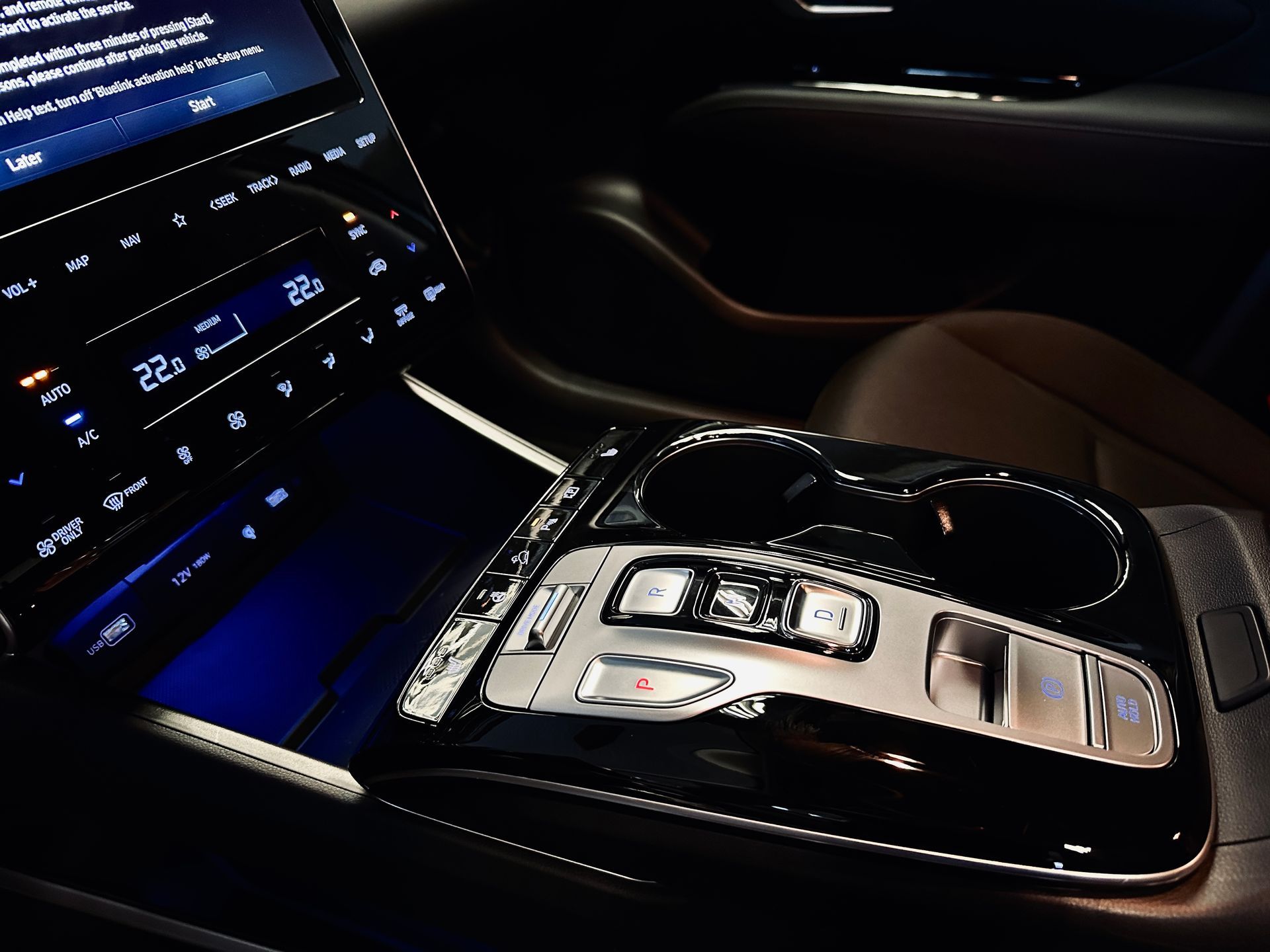 Automašīnas informācijas panelis ar skārienekrānu un klimata kontroli