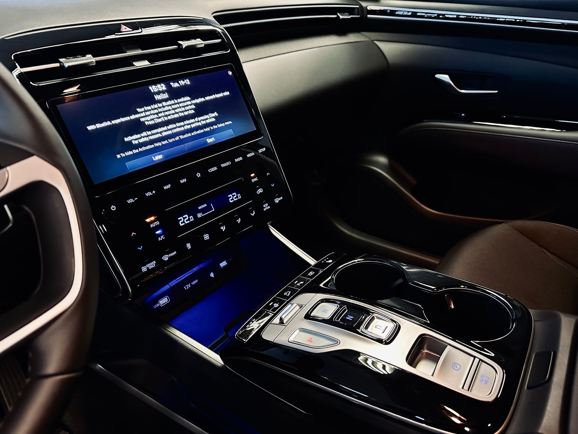 Automašīnas informācijas panelis ar skārienekrānu un krūzes turētāju