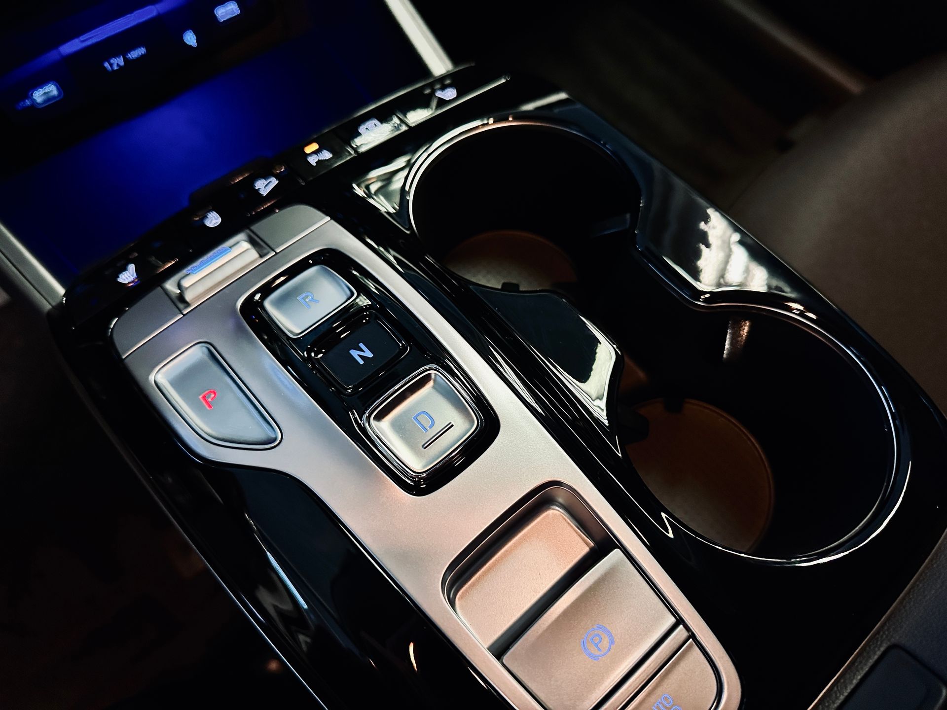 Tuvplāns automašīnas vadības panelim ar glāzes turētāju