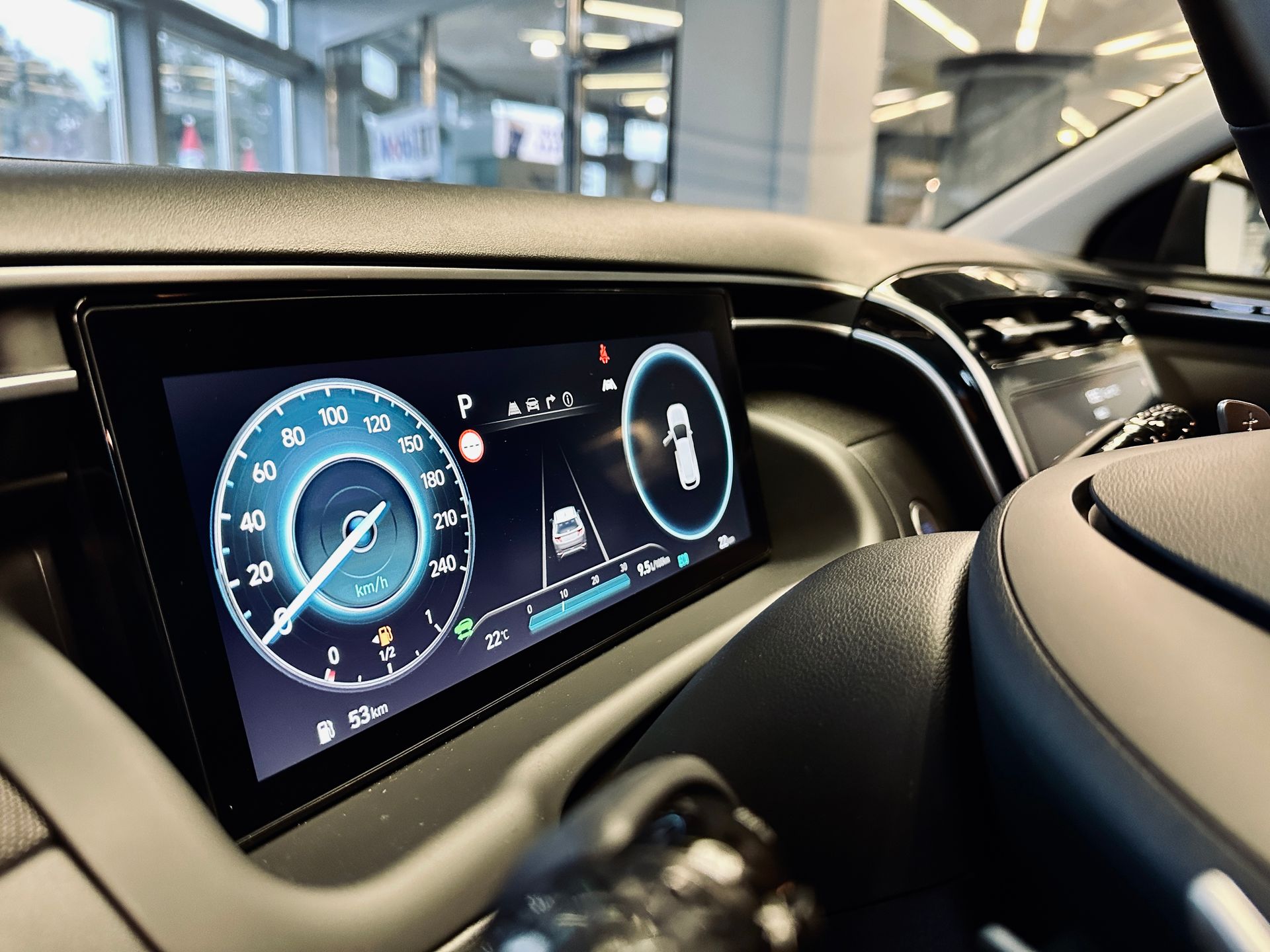 Tuvplāns no automašīnas paneļa ar spidometru uz tā