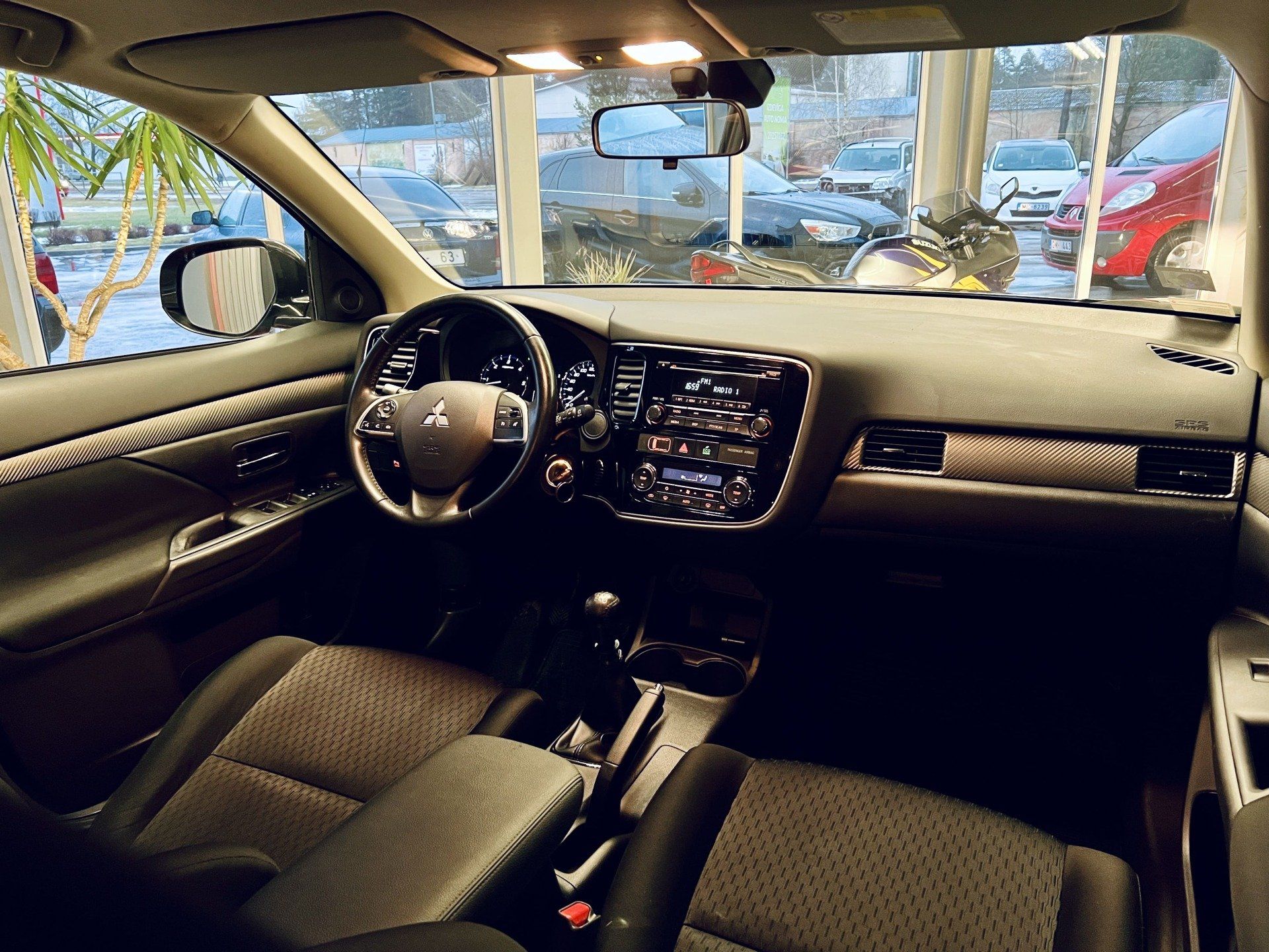 Automašīnas salons ar stūri un instrumentu paneli