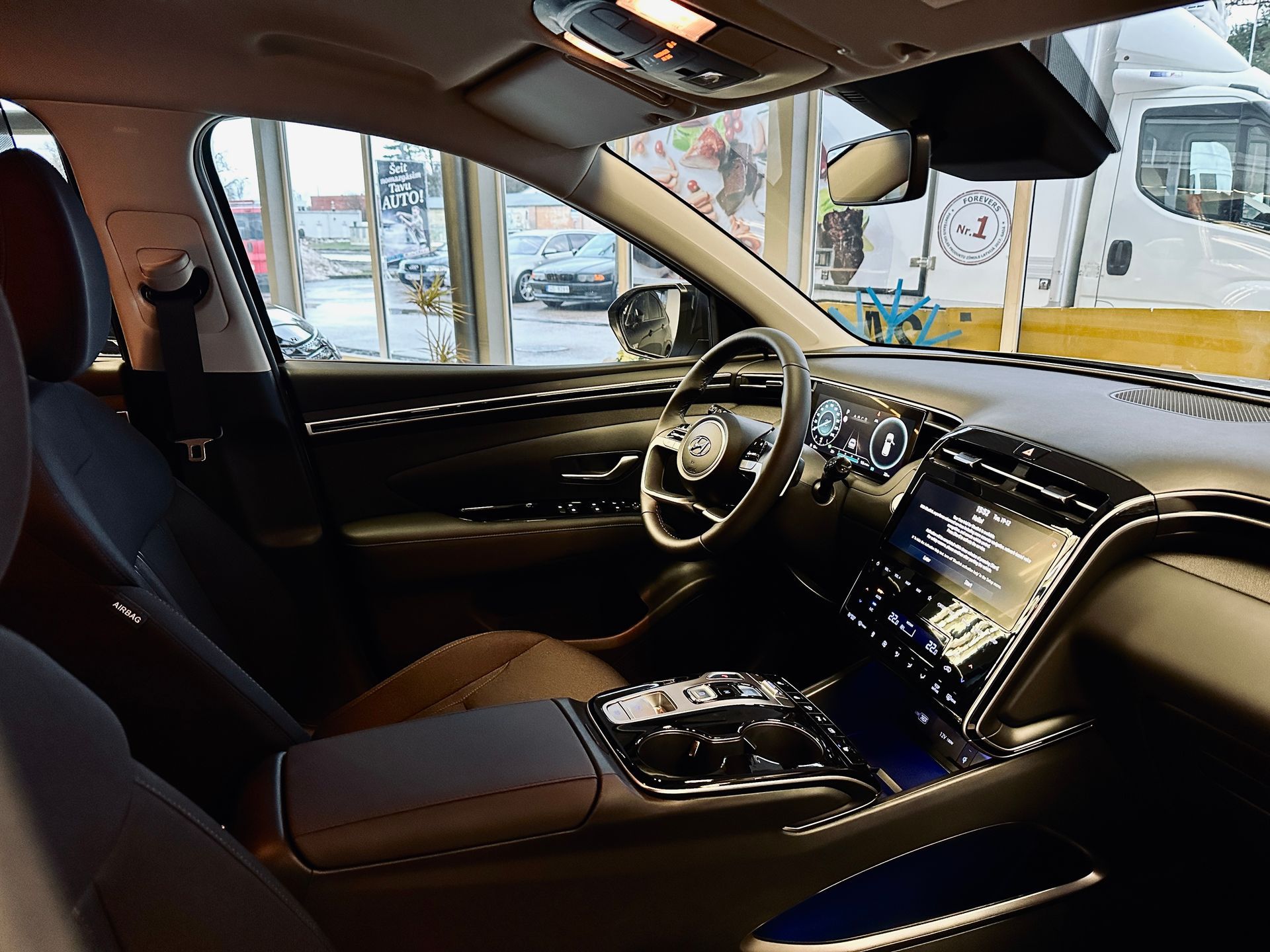 Auto salons tiek parādīts salonā.