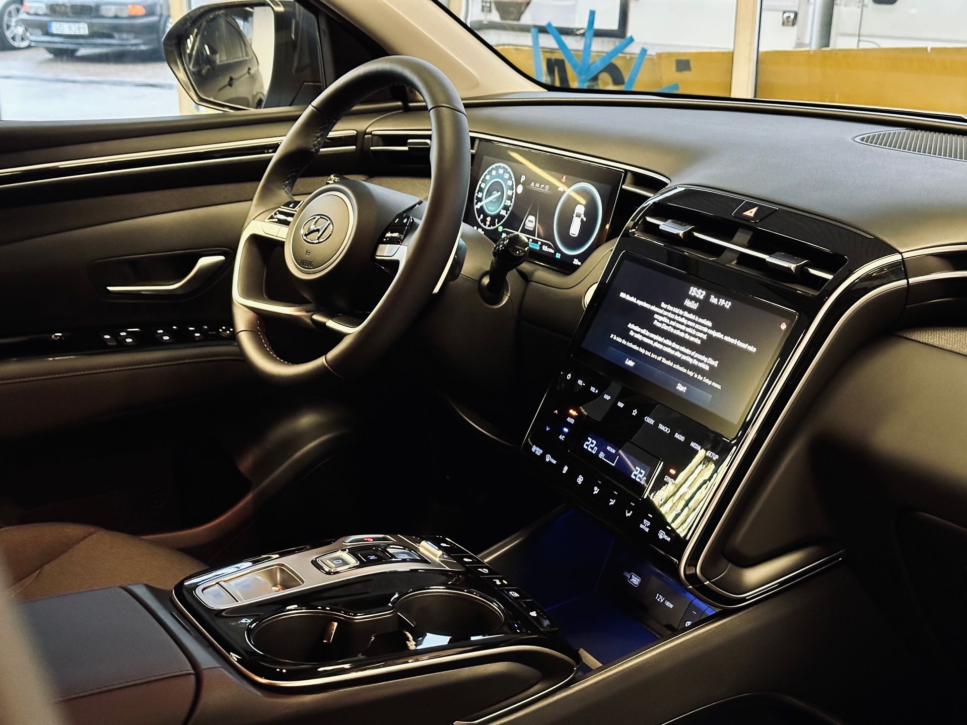 Automašīnas salons ar stūri un instrumentu paneli