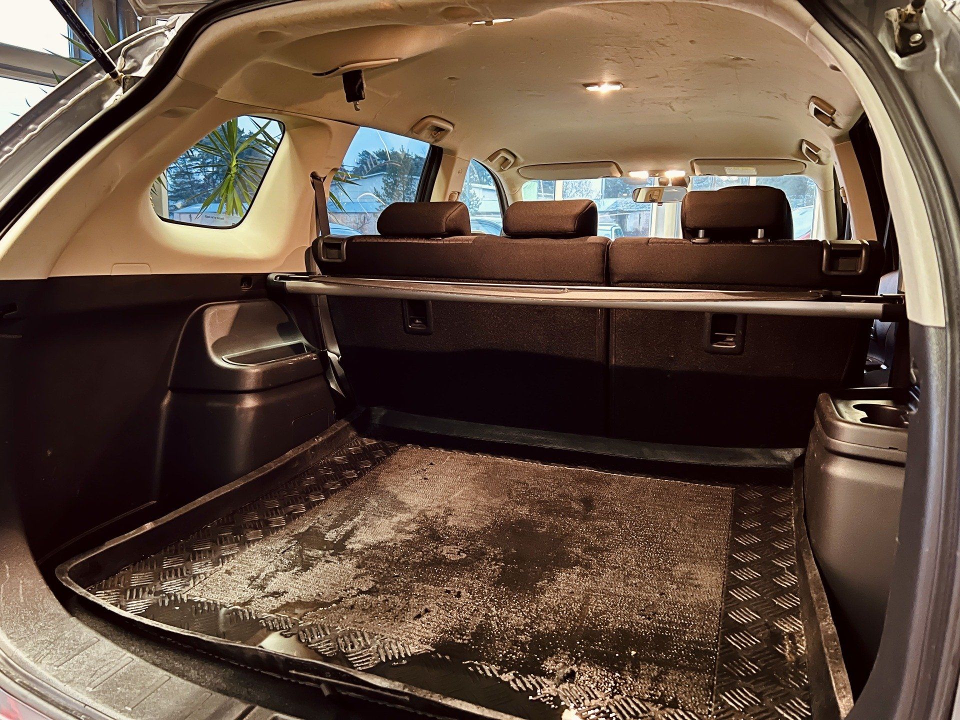 Automašīnas bagāžnieks ar paplāti tajā