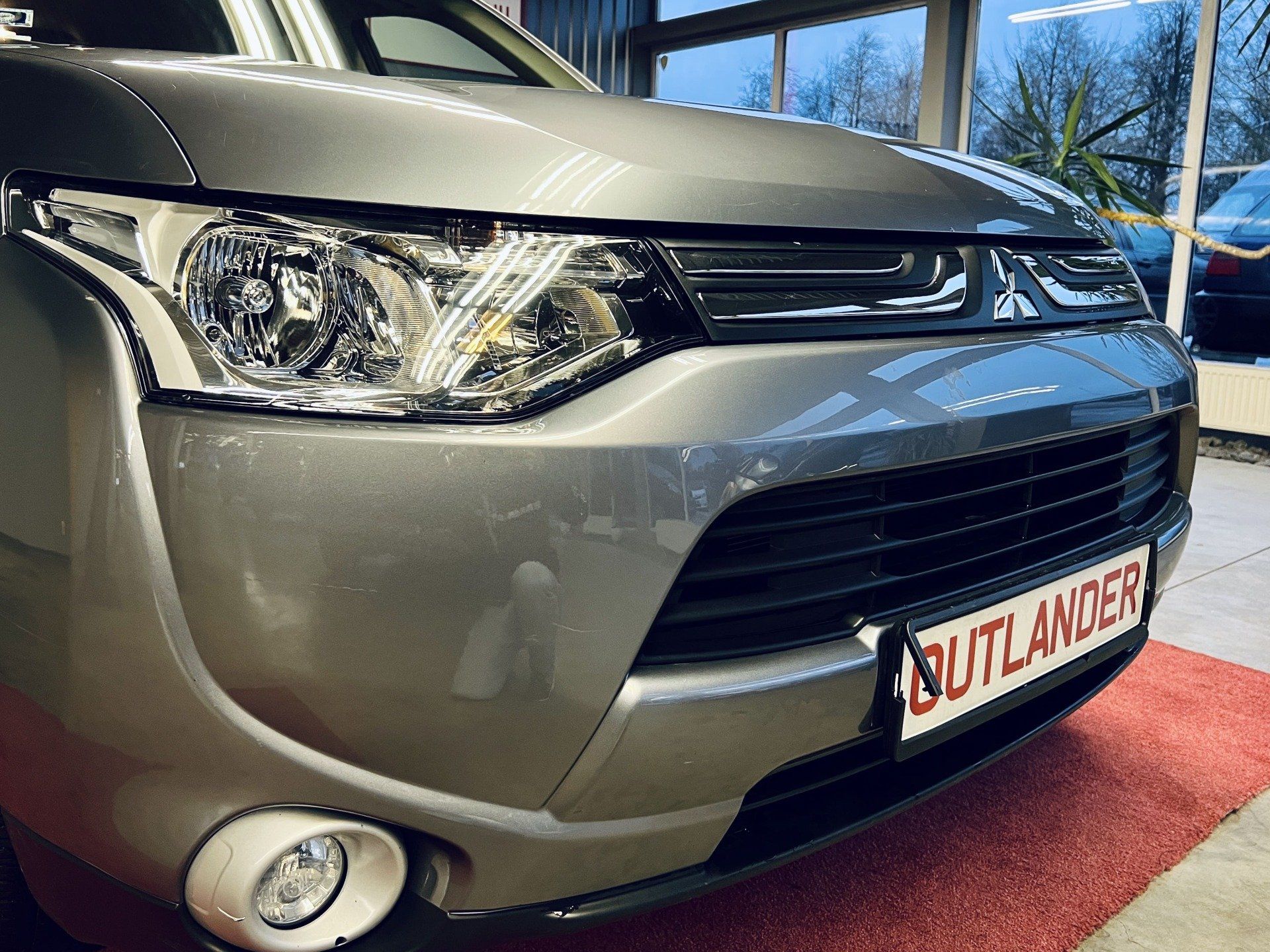 Izstāžu zālē ir novietots mitsubishi outlander.