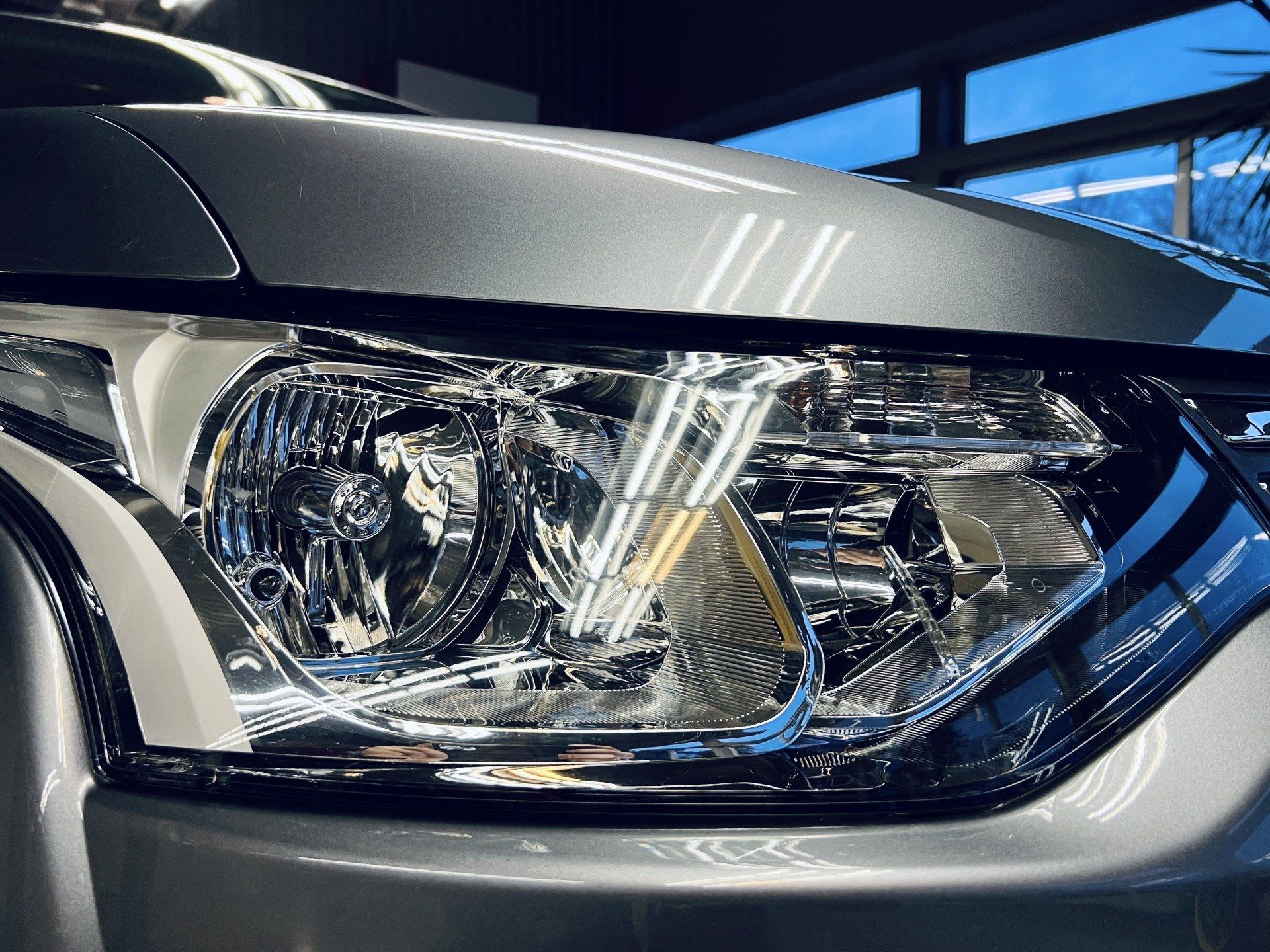 Tuvplāns no automašīnas priekšējā luktura un motora pārsega