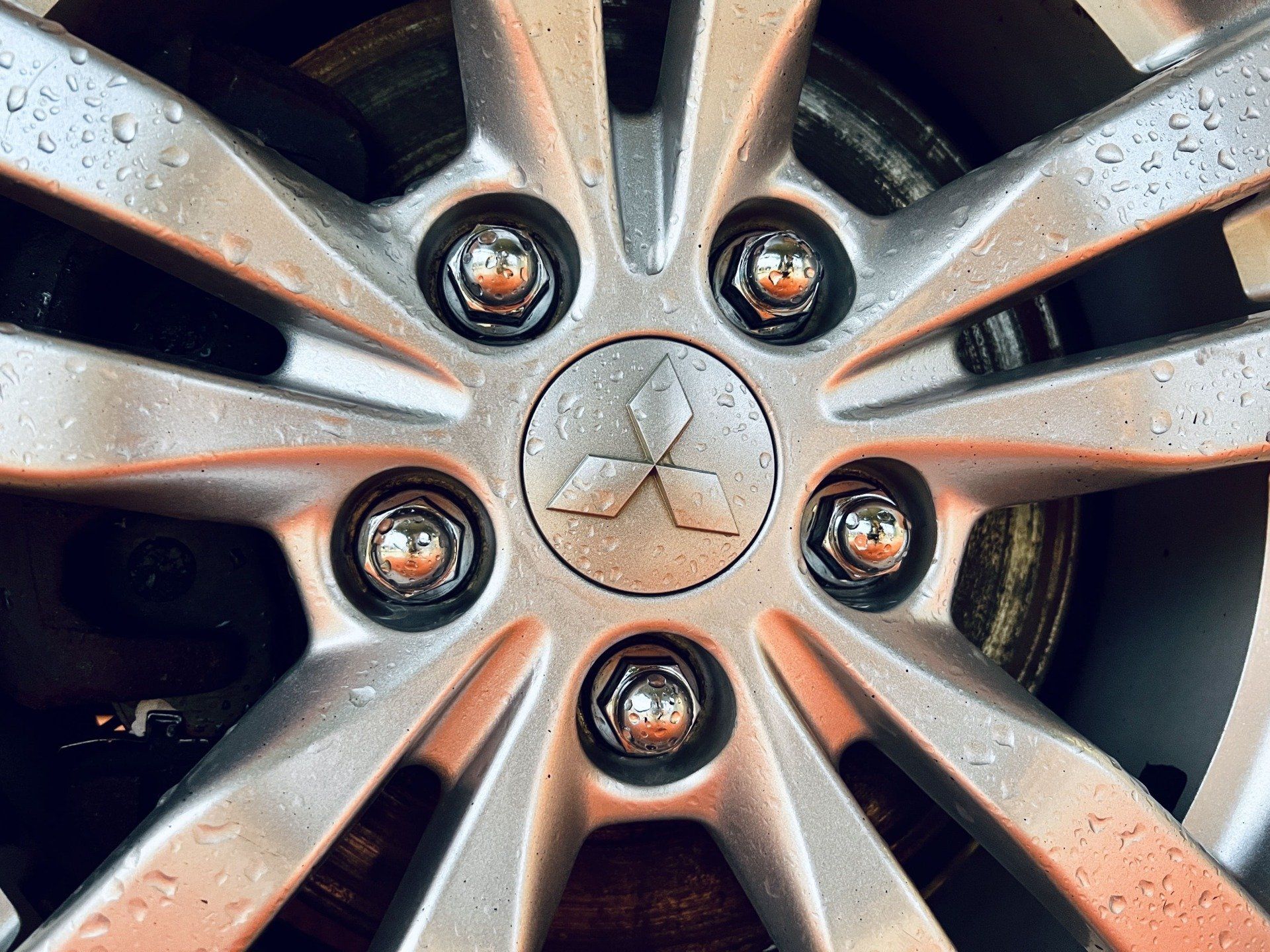 Tuvplāns no automašīnas riteņa ar mitsubishi logotipu uz tā.