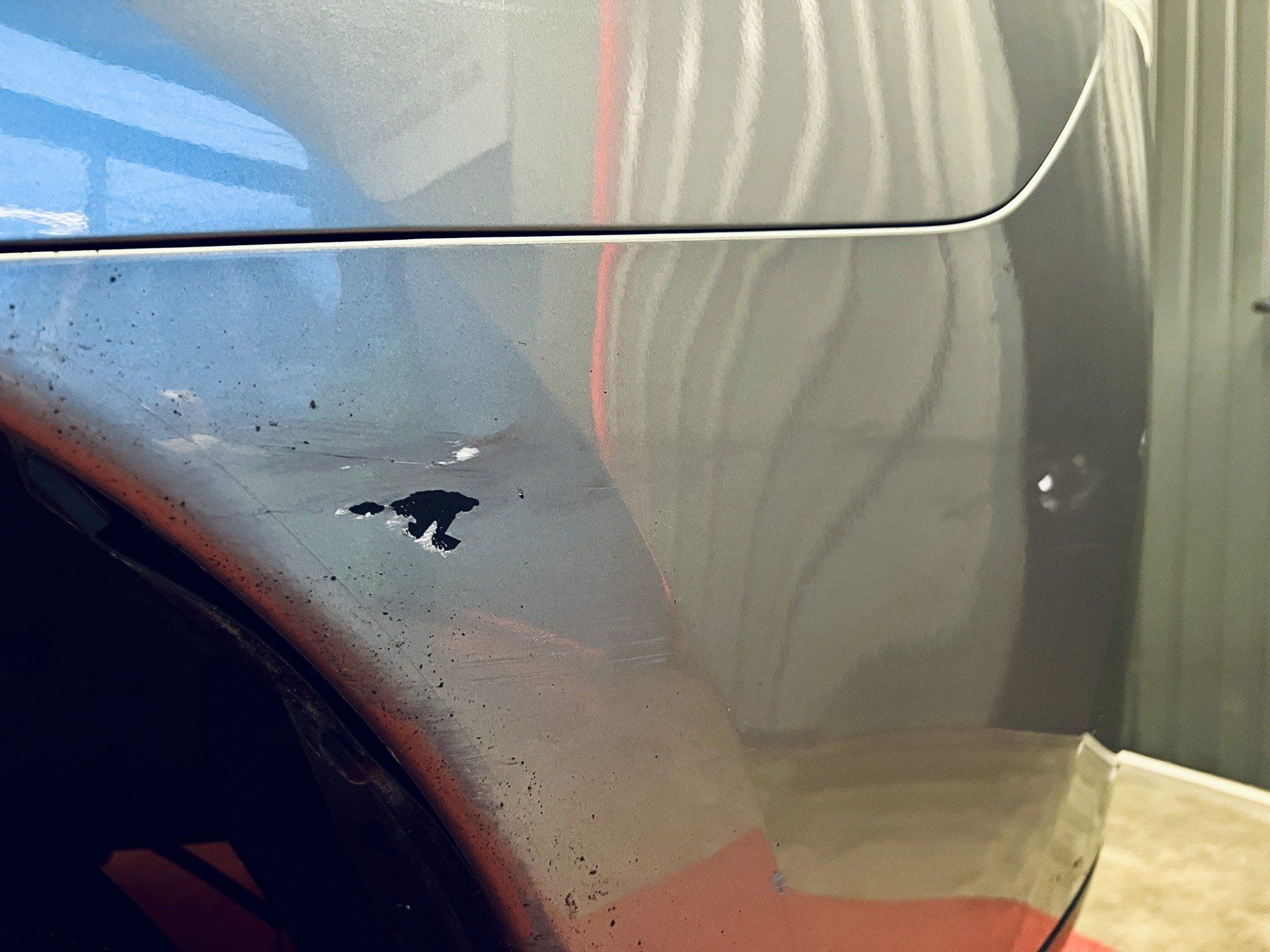 Tuvplāns no automašīnas ar skrāpējumu uz tās