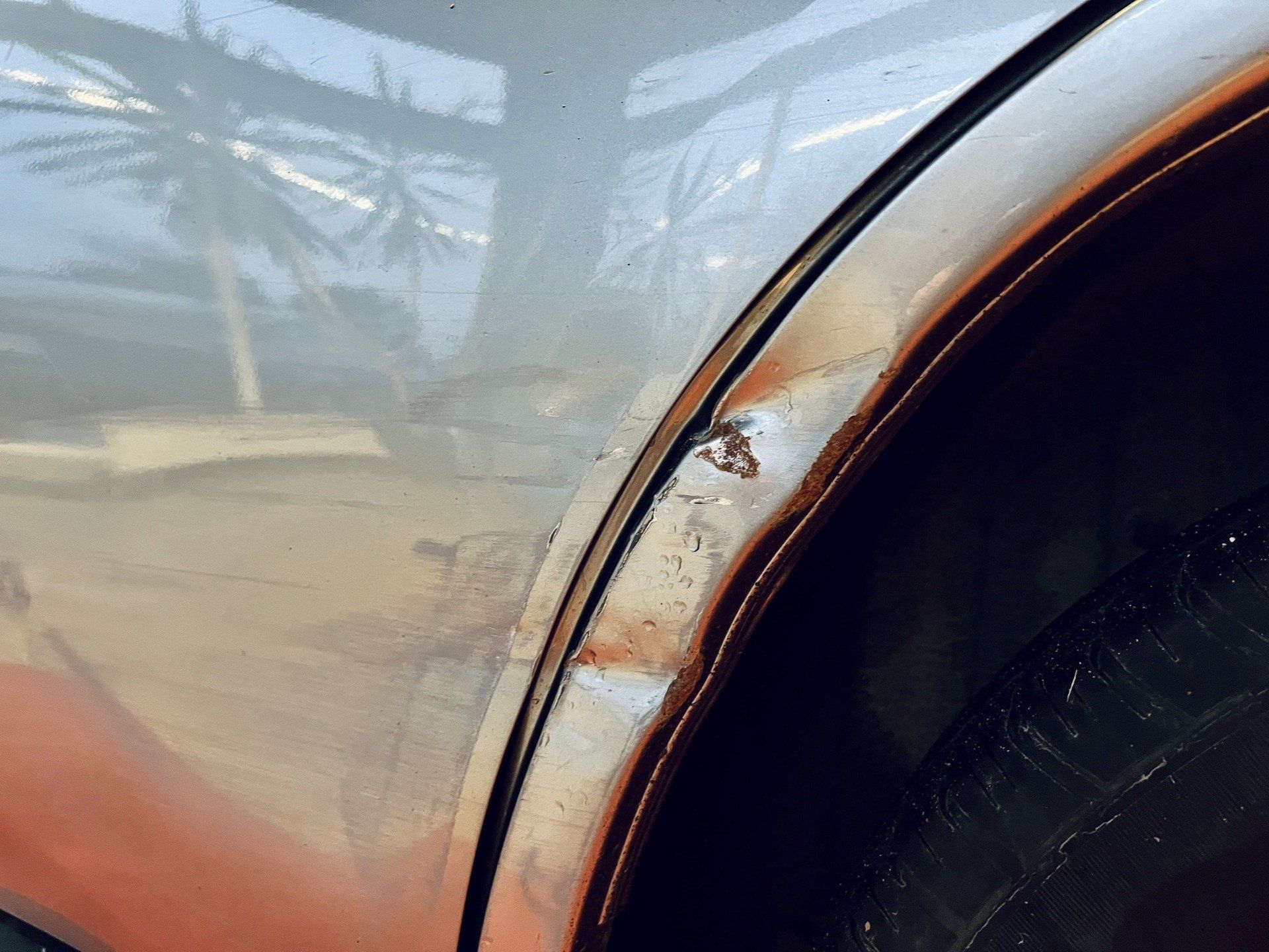 Tuvplāns automašīnas spārnam ar rūsu