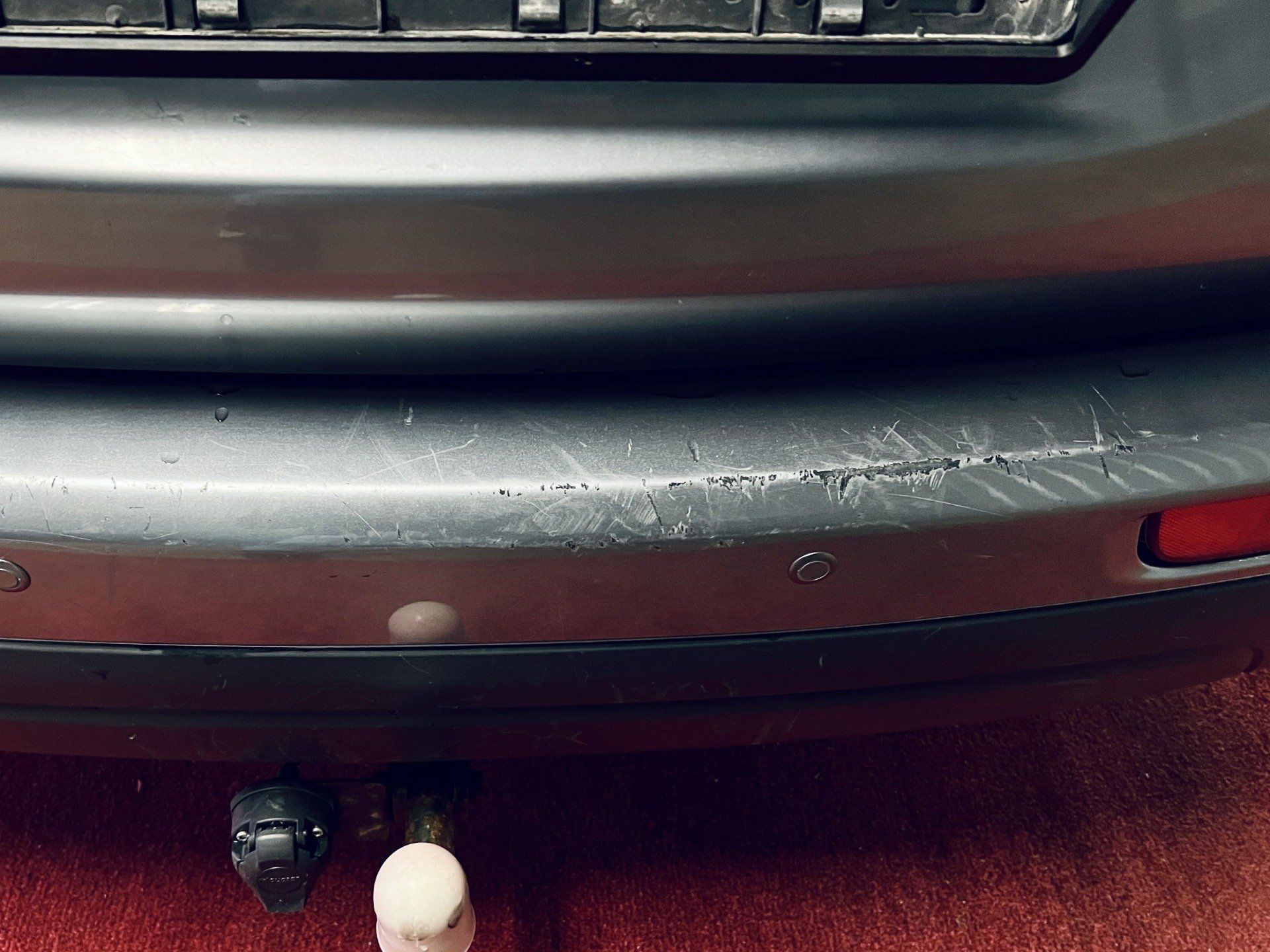 Automašīnas aizmugure, kurai piestiprināts sakabes āķis