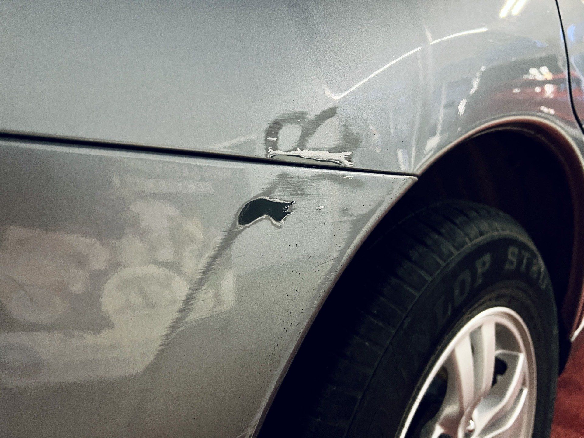 Tuvplāns ar dunlopa riepu uz automašīnas