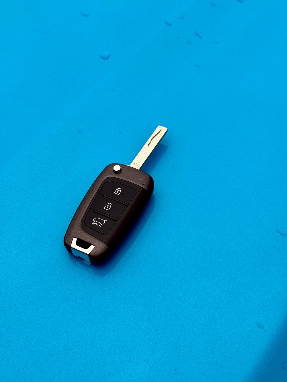 Sudraba apvidus auto stāv netīrumu kalna virsotnē.