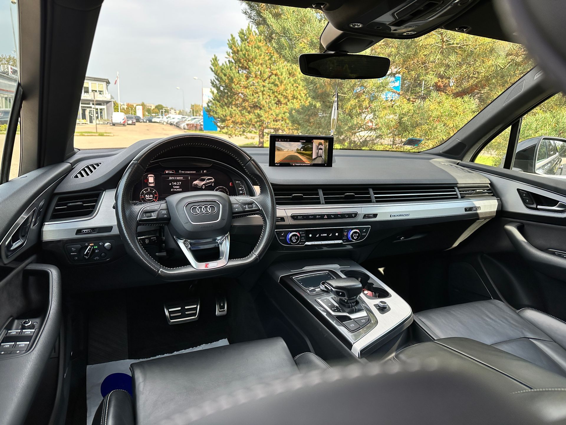 Automašīnas salons ar stūri un instrumentu paneli.