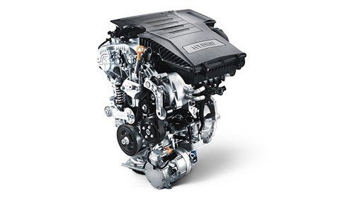 Tuvplāns ar automašīnas dzinēju uz balta fona.