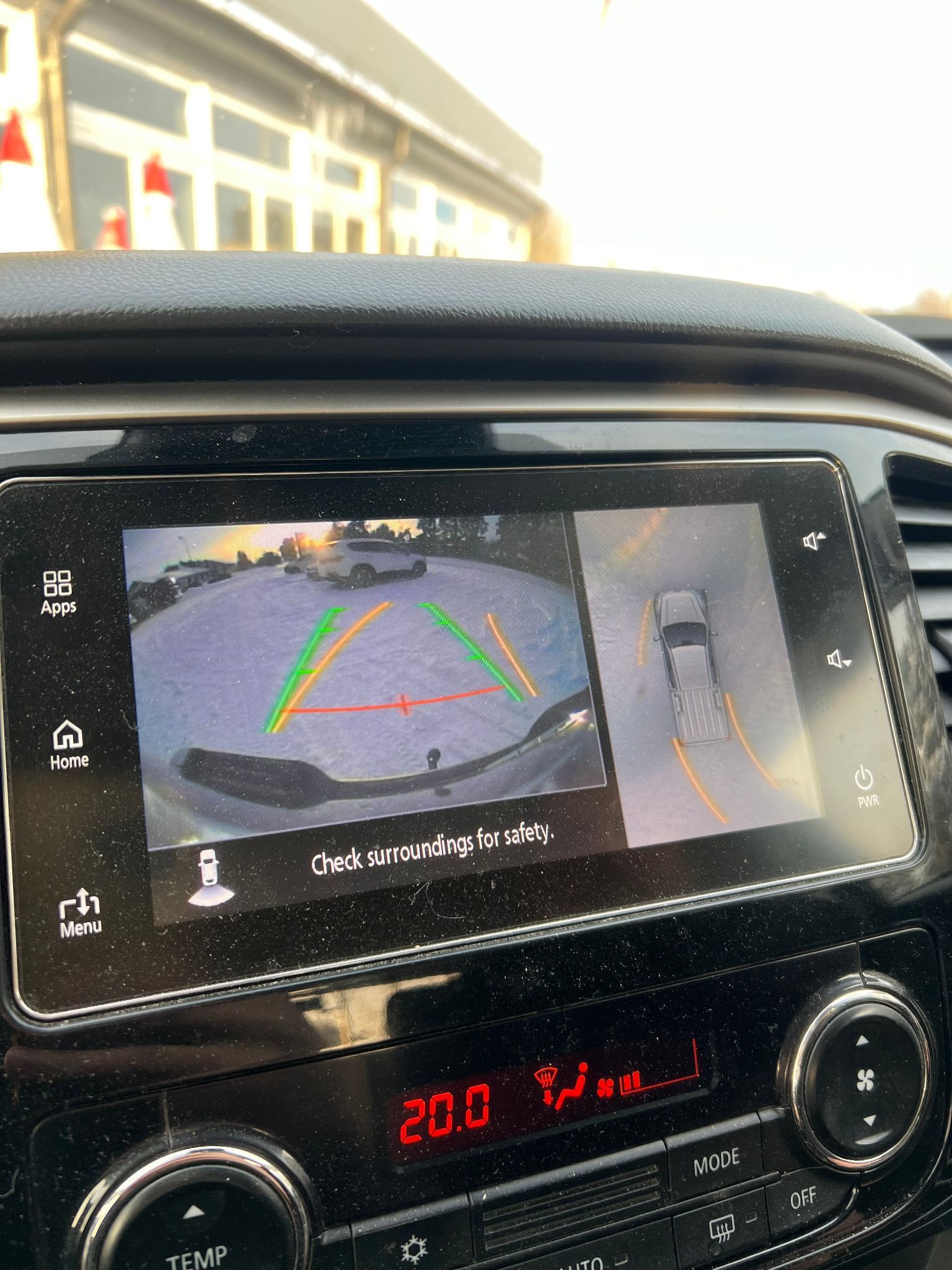 Uz automašīnas paneļa tiek parādīta atpakaļskata kamera.