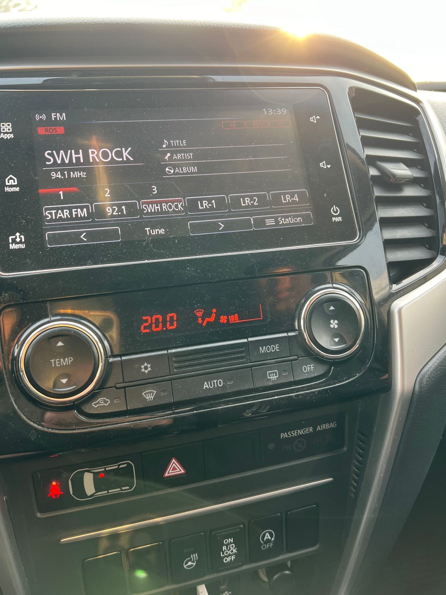 Tuvplāns no automašīnas paneļa ar radio uz tā.