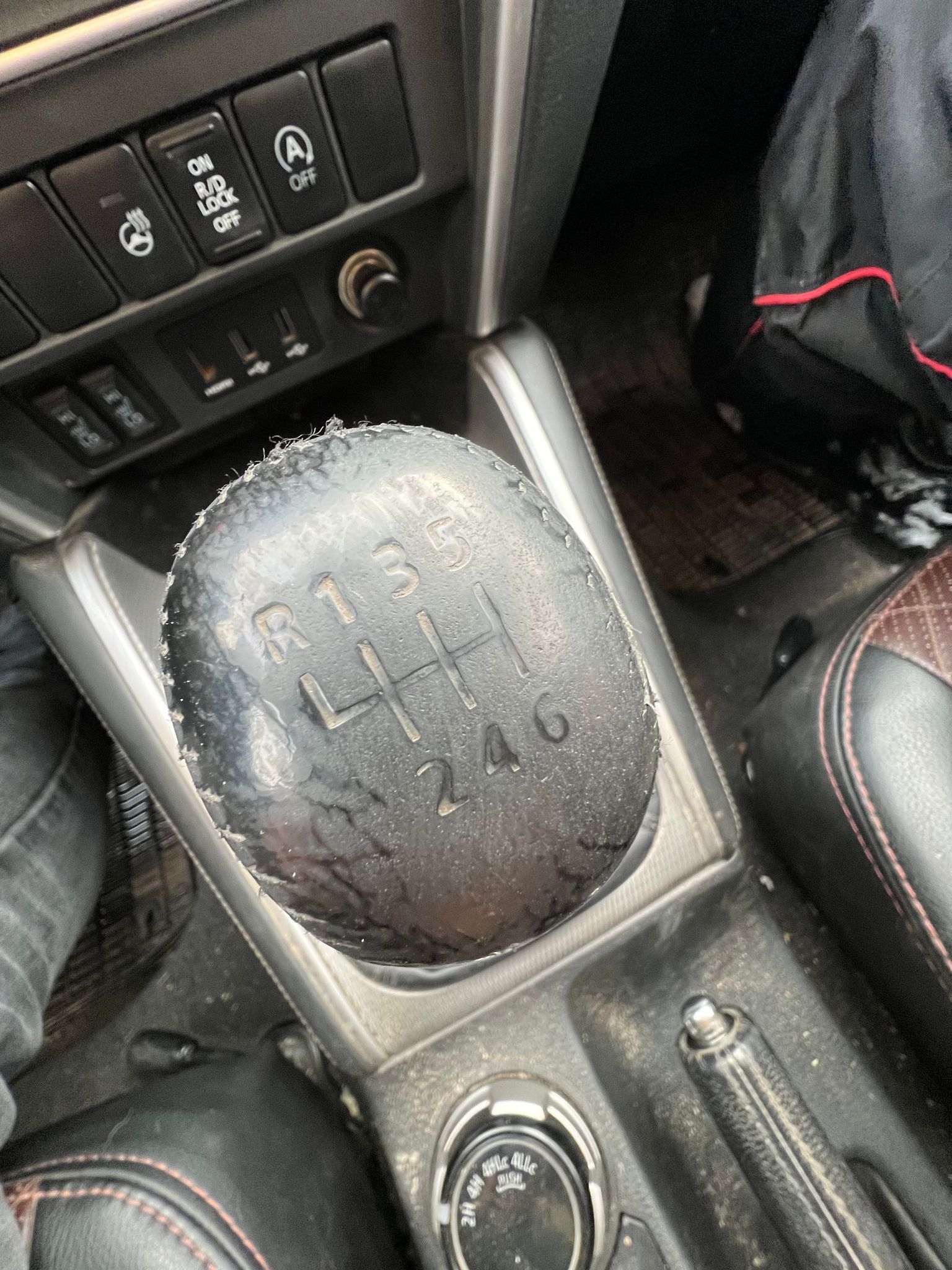 Tuvplāns ar netīru pārnesumu pārslēgu automašīnā.