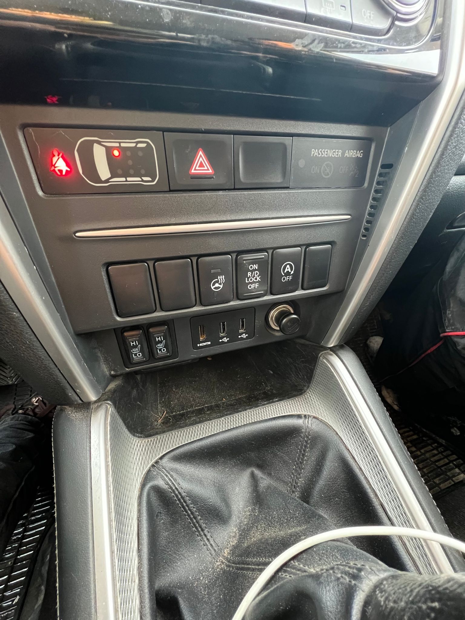 Tuvplāns no automašīnas paneļa.