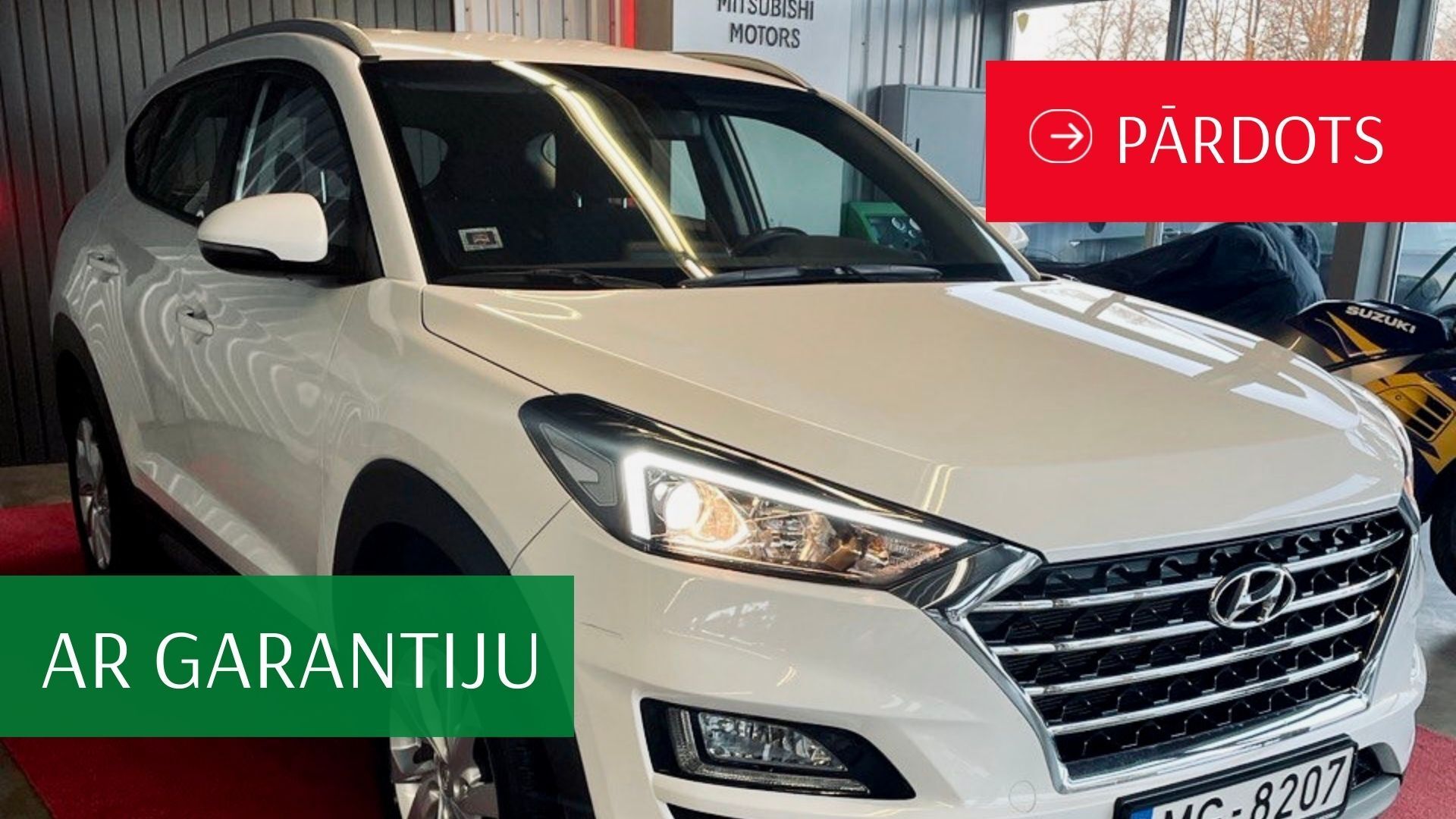 Balts hyundai tucson sēž izstāžu zālē.