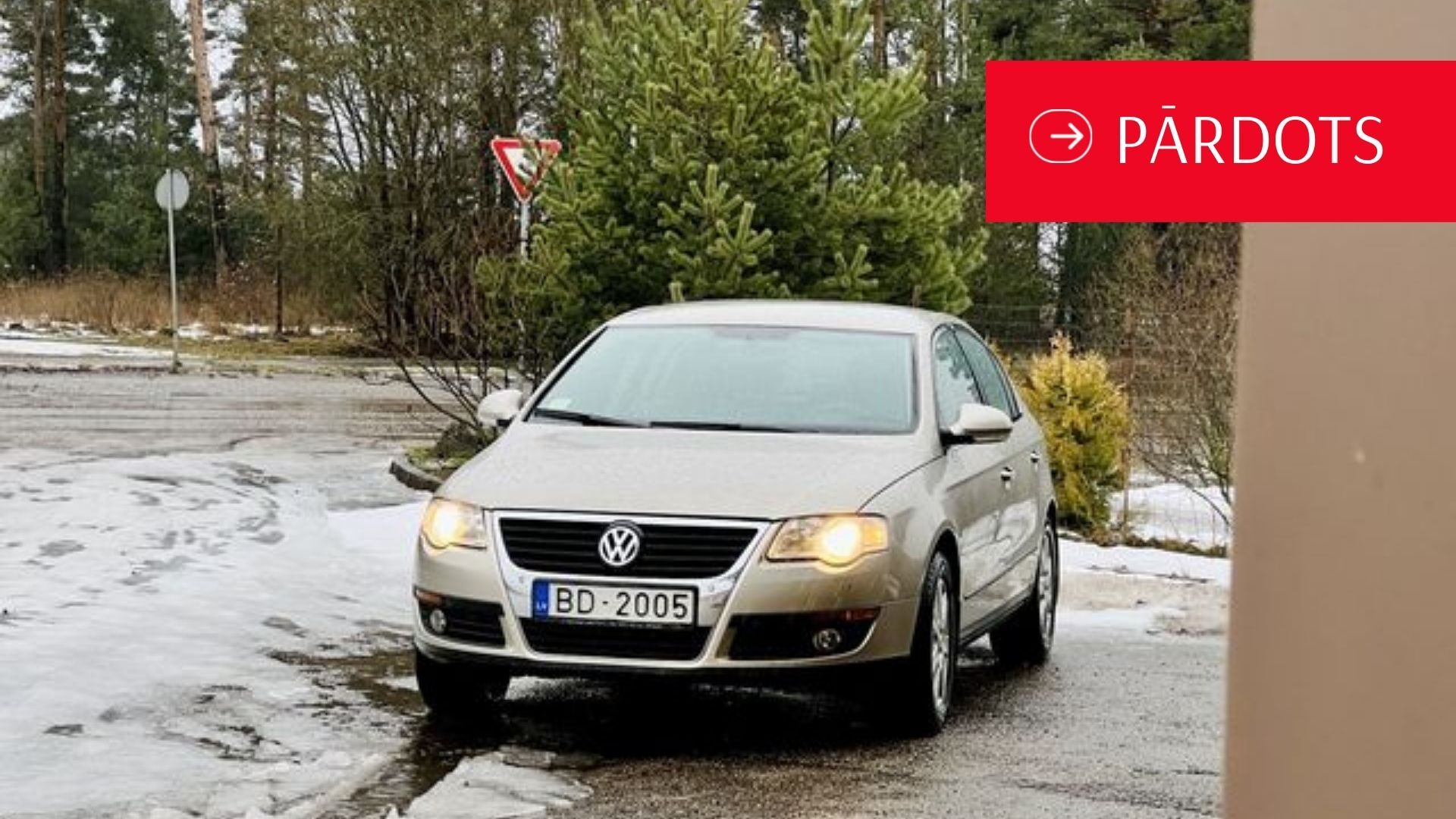 Sudraba volkswagen passat stāv stāvvietā.