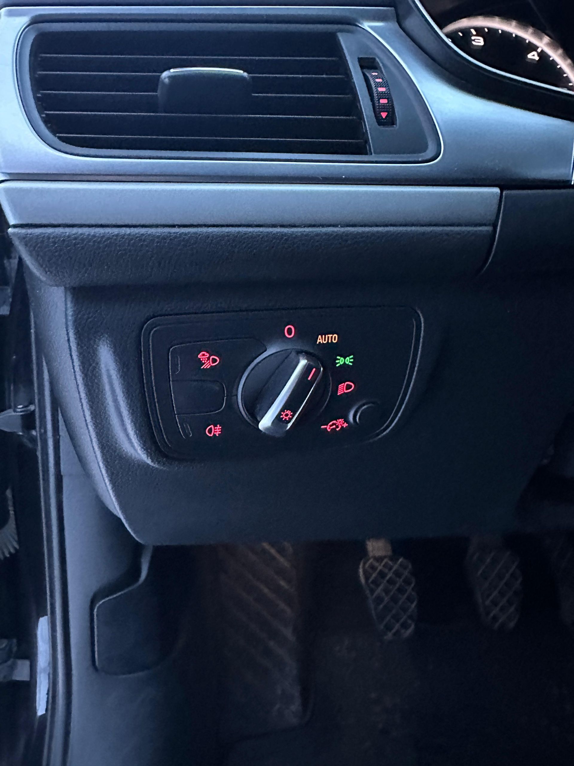 Tuvplāns no automašīnas paneļa