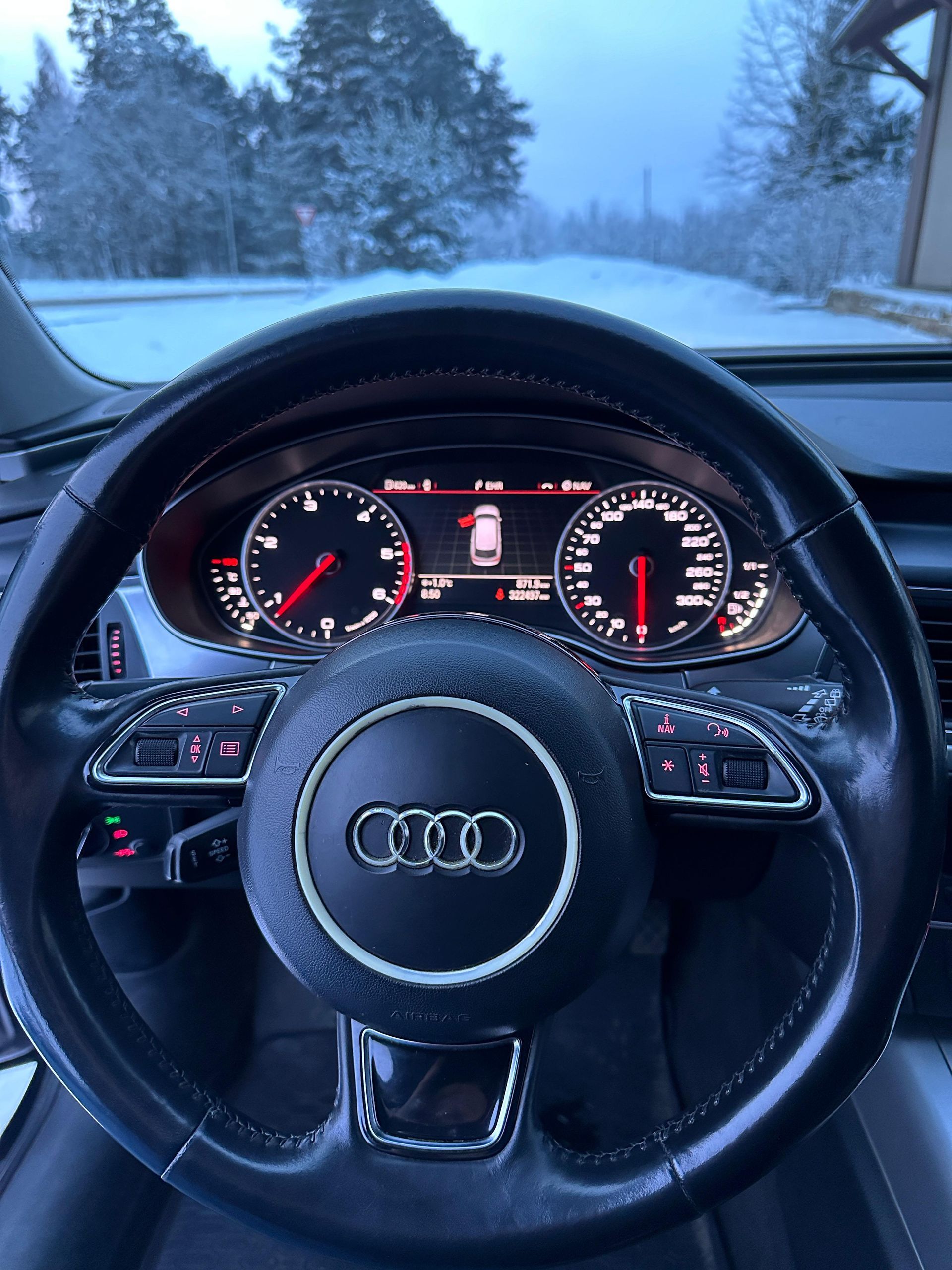 Audi automašīnas stūres tuvplāns