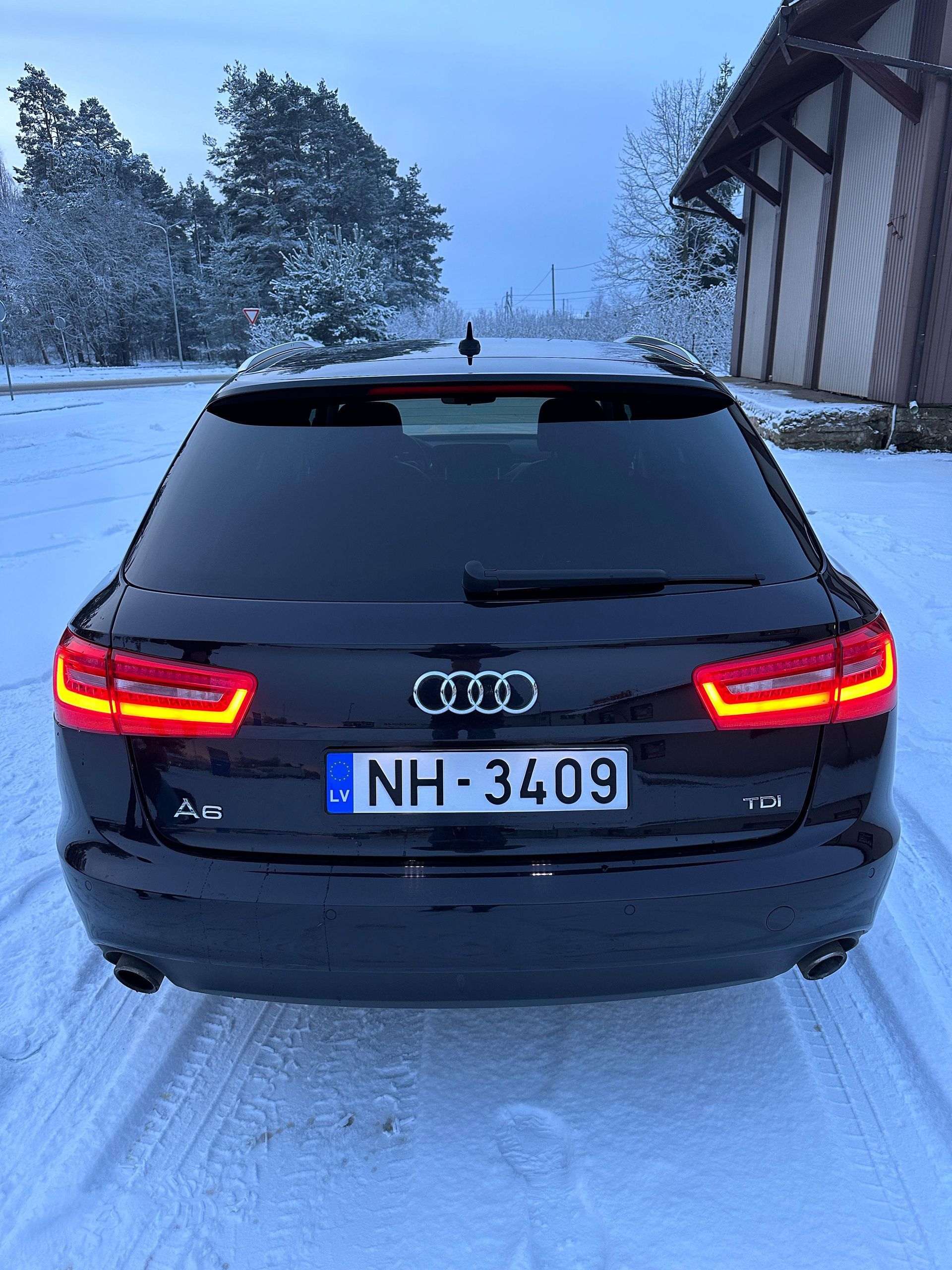 Melns audi stāv sniegā