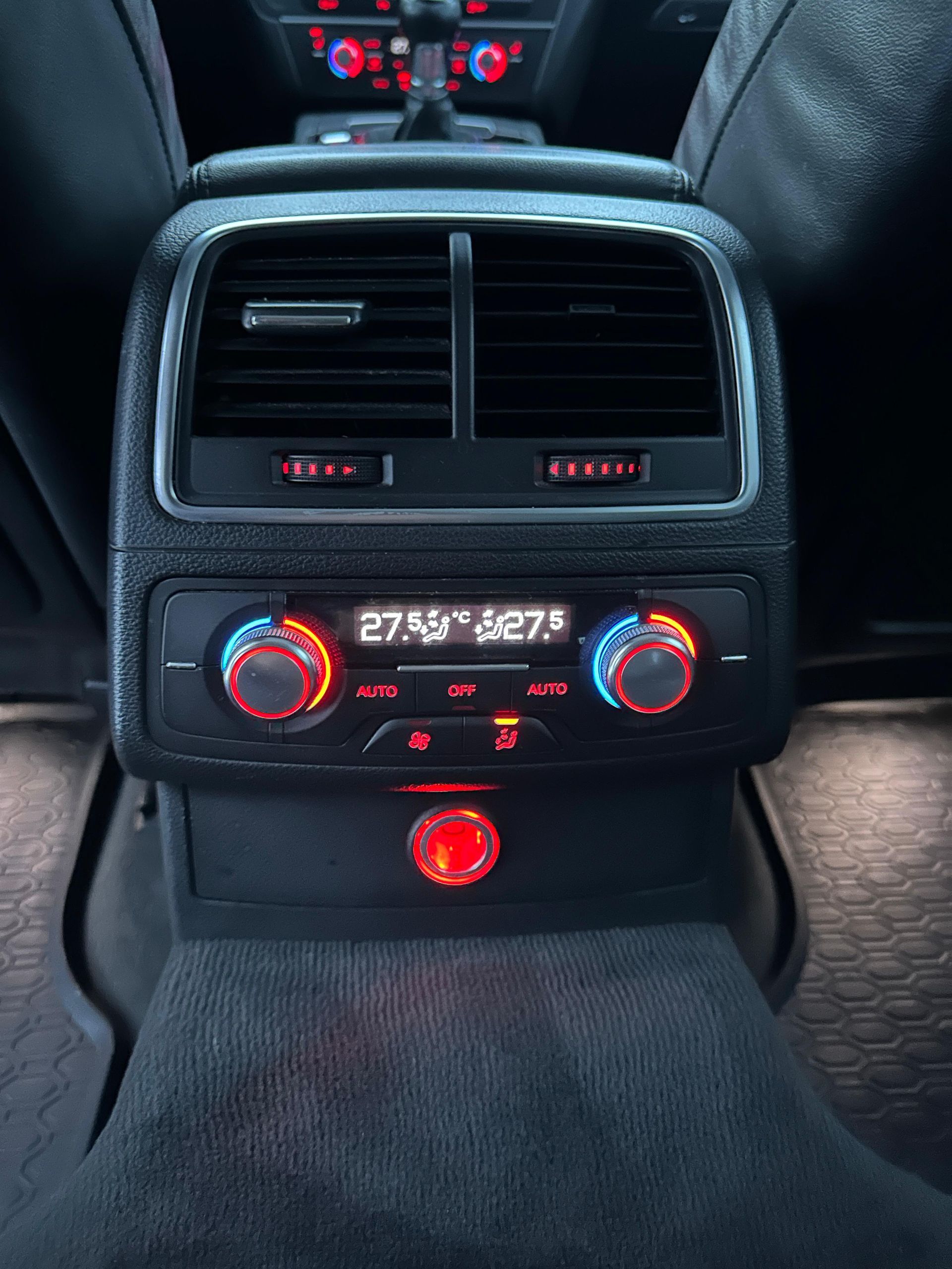 Automašīnas aizmugurējā sēdeklī ir klimata kontrole un temperatūra ir 27 grādi