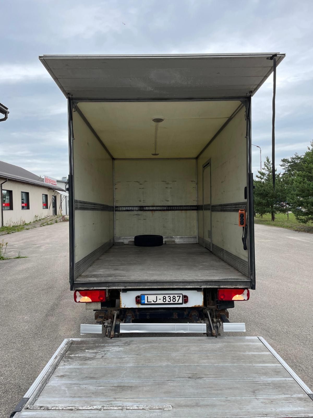 Tukšas kravas automašīnas aizmugure ar atvērtām durvīm