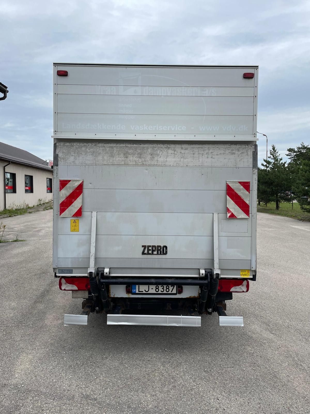 Ceļa malā stāv kravas automašīna zepro