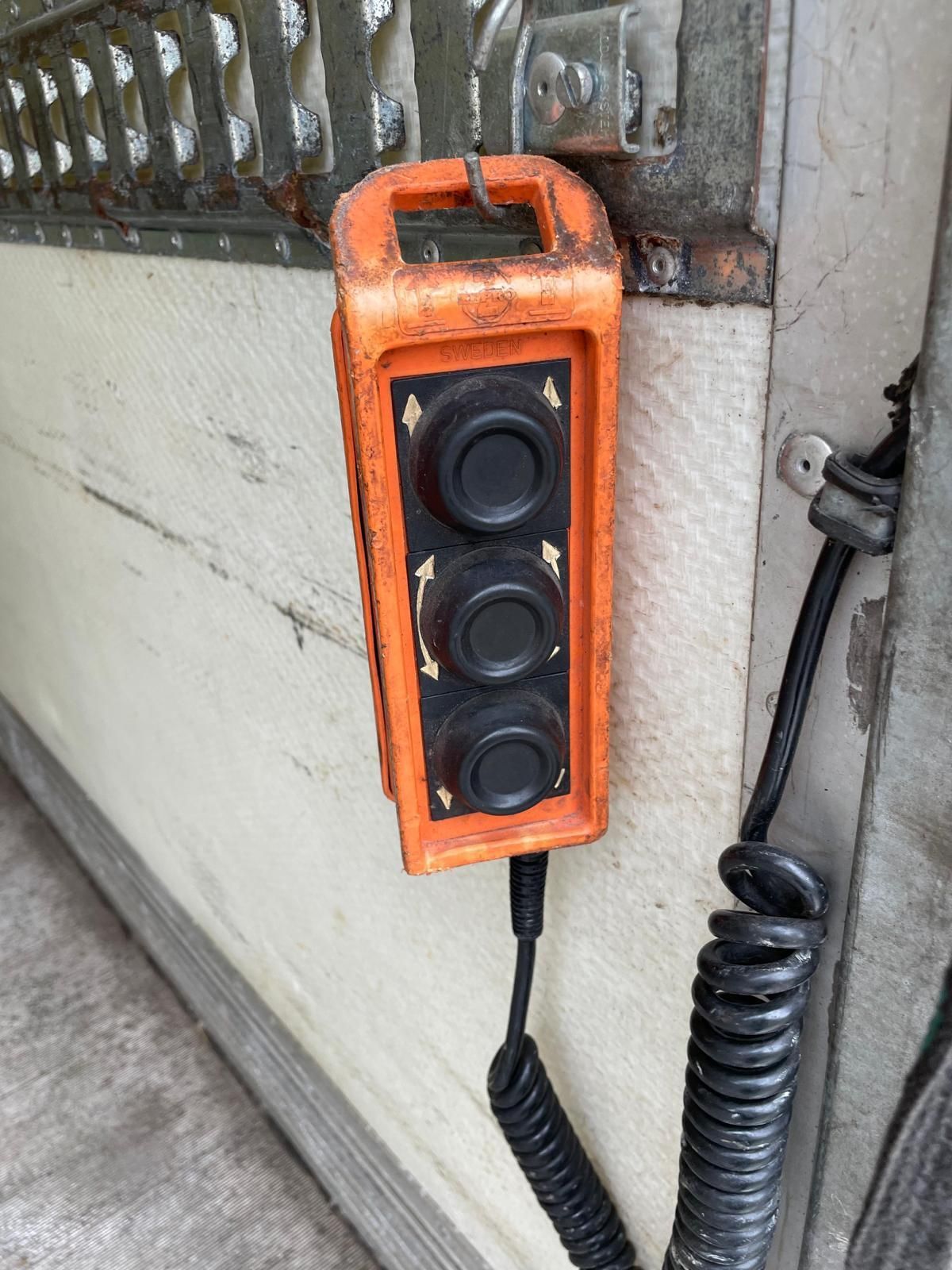 Pie sienas karājas tālvadības pults tuvplāns.