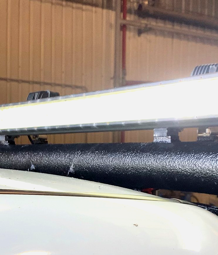 Jumta bagāžnieka tuvplāns ar apgaismojumu virs tā.