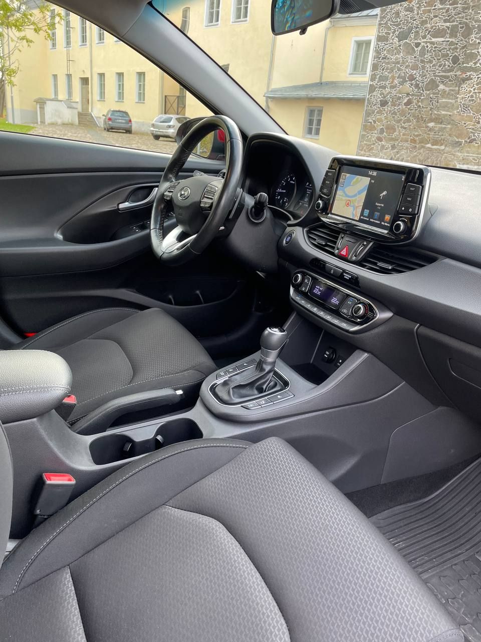 Automašīnas salons ar stūri un instrumentu paneli