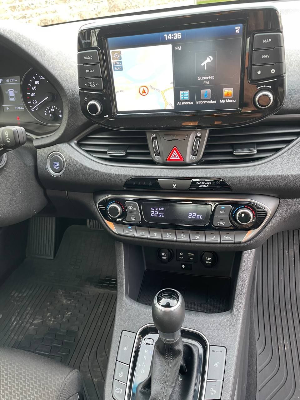 Automašīnas salons ar GPS uz paneļa.