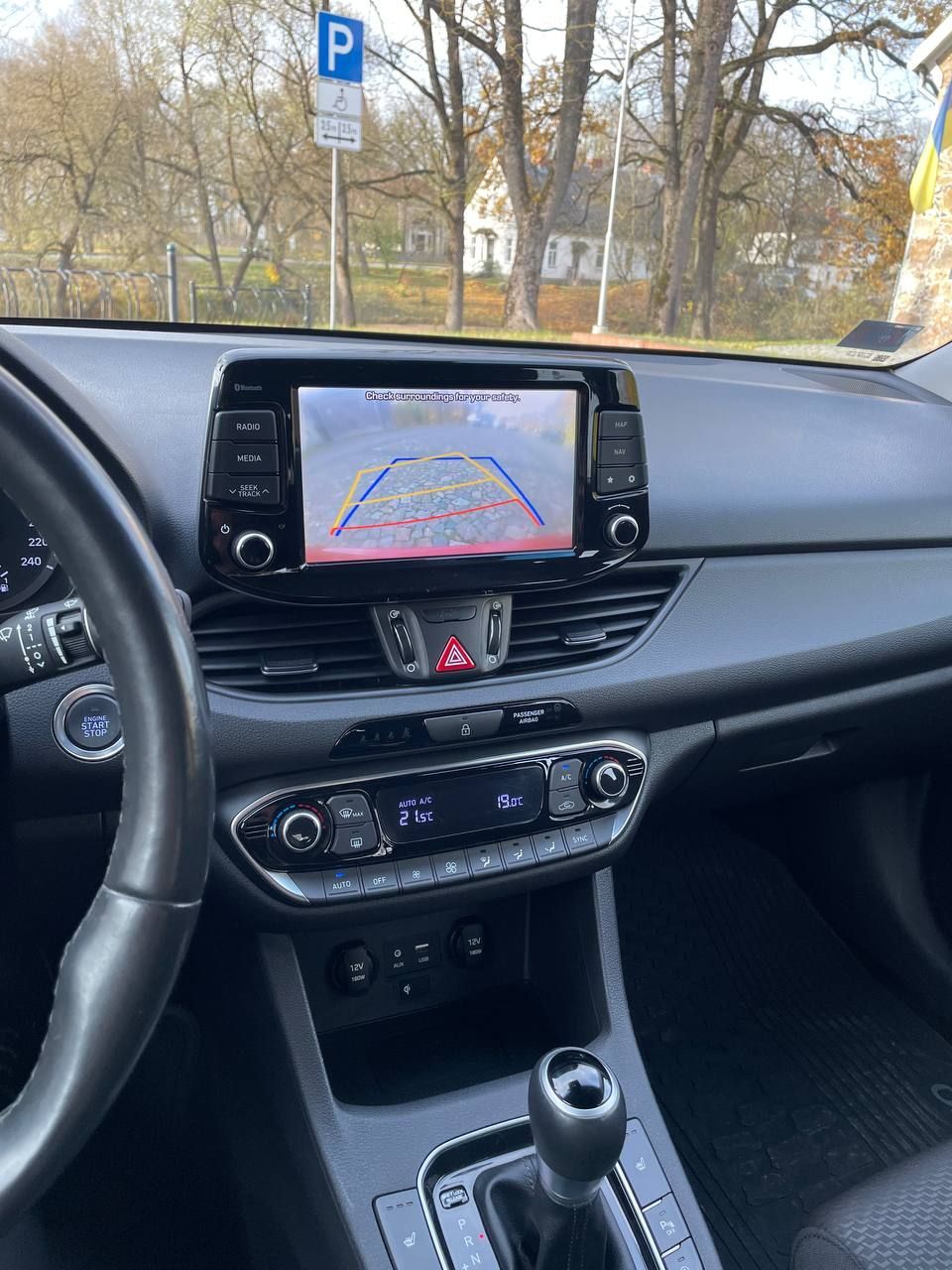 Automašīnas iekšpuse ar atpakaļskata kameru uz paneļa.