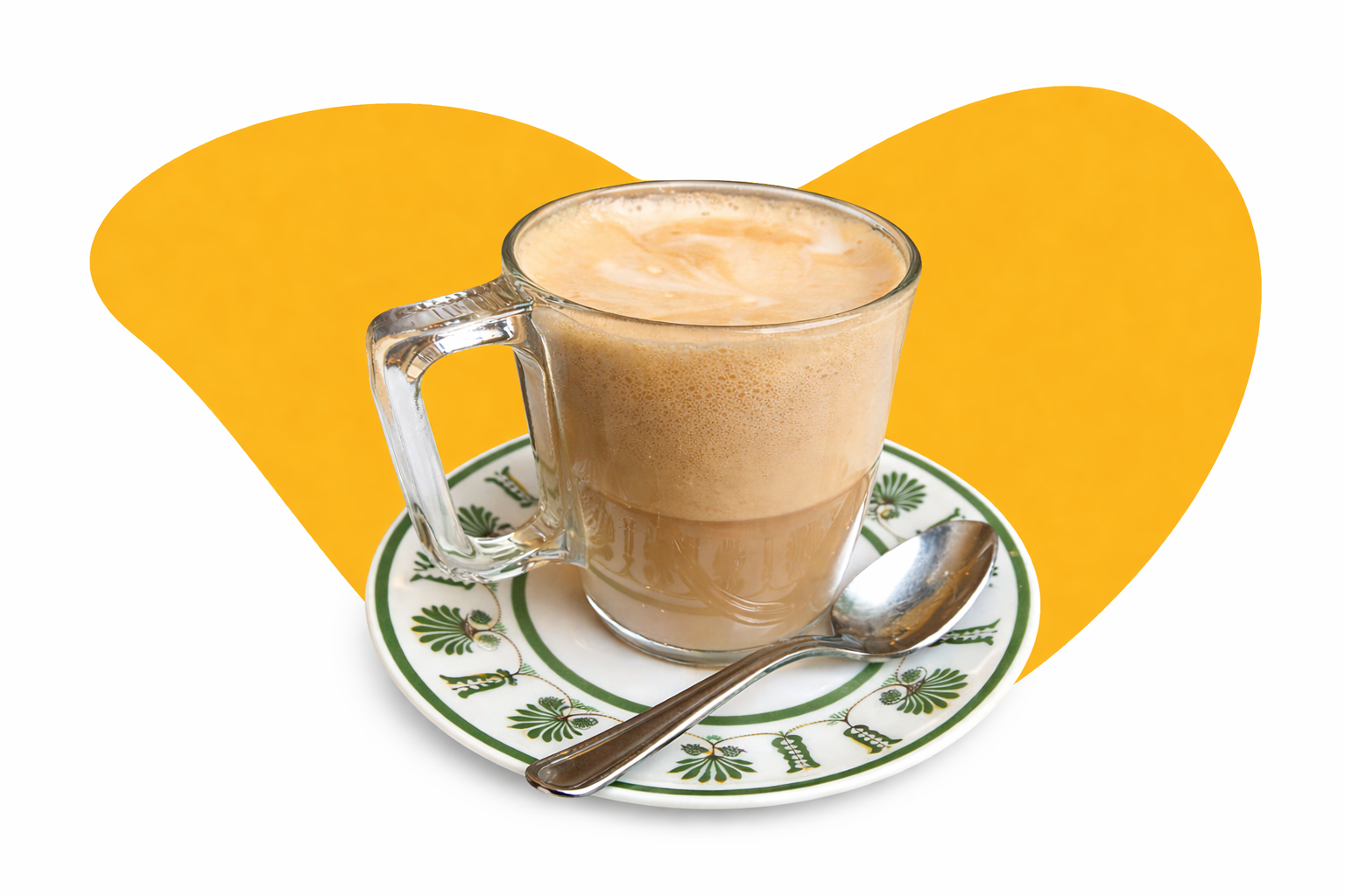 Una tazza di cappuccino su un piattino bianco, su uno sfondo giallo a forma di cuore.