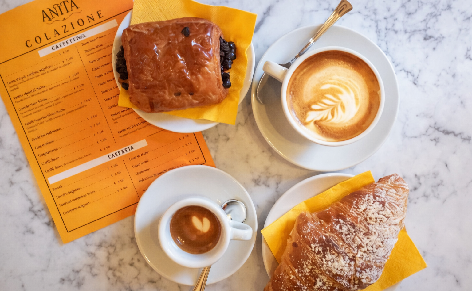 Due bicchieri di vino, uno bianco e uno rosso, davanti a un pasto sfocato.