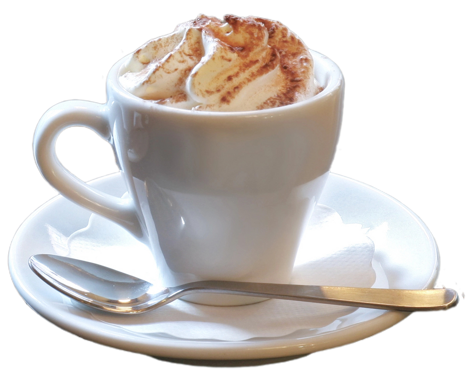 Tazza di cappuccino con panna montata e cannella su un piattino con un cucchiaino.